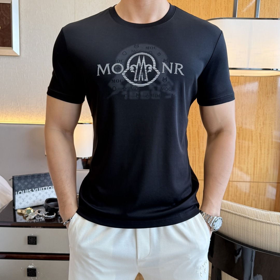 NO:828311,Mengkou - 2026ss Spring and Summer high-quality short-sleeved T-shirt for the Year of the Horse, synchronized with the official website, high-end quality, customized top-grade mercerized cotton fabric, 1:1 production by top manufacturers, fashionable brand heavy craftsmanship logo design, soft and delicate feel, skin-friendly and comfortable to wear, versatile and casual, the upper body is very good, handsome, a must-have for trendy men, sizes M-3XL, the maximum weight can be worn!  ,,Moncler,T-shirt,tees,t-shirt,19860909蒙口- 2026ss马年贺岁款春夏精品短袖T恤 官网同步 高端品质 定制顶级丝光棉面料,顶级大厂1:1制作,时尚大牌重工艺logo设计,手感柔软细腻 穿着亲肤舒适 百搭休闲 上身非常赞 帅气 潮男必备品 尺码M-3XL 最大可穿斤！,,Moncler,T-shirt,tees，t-shirt,,Men's clothing