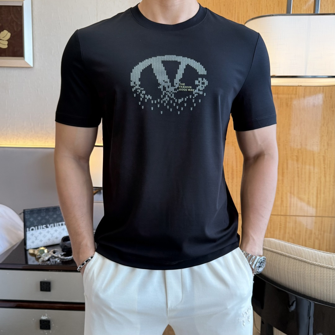 NO:833547,Valentino - 2026ss Spring and Summer high-quality short-sleeved T-shirt for the Year of the Horse. Official website synchronization. High-end quality. Customized top-grade long-staple cotton fabric, 1:1 production by top manufacturers, fashionable brand heavy craftsmanship logo design, soft and delicate feel. Skin-friendly and comfortable to wear. Versatile and casual. The upper body is very good. Handsome. A must-have for trendy men. Sizes M-3XL. Maximum weight can be worn!  ,,valentino,T-shirt,tees,t-shirt,19860909华伦天奴- 2026ss马年贺岁款春夏精品短袖T恤 官网同步 高端品质 定制顶级长绒棉面料,顶级大厂1:1制作,时尚大牌重工艺logo设计,手感柔软细腻 穿着亲肤舒适 百搭休闲 上身非常赞 帅气 潮男必备品 尺码M-3XL 最大可穿斤！,,valentino,T-shirt,tees，t-shirt,,Men's clothing