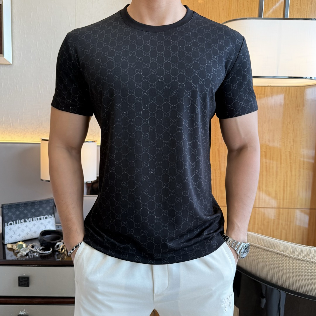 NO:833555,Gucci - 2026ss Spring and Summer high-quality short-sleeved T-shirt for the Year of the Horse. Official website synchronized. High-end quality. Customized top-grade long-staple cotton fabric, 1:1 production by top manufacturers, fashionable brand heavy craftsmanship logo design, soft and delicate feel. Skin-friendly and comfortable to wear. Versatile and casual. The upper body is very good. Handsome. A must-have for trendy men. Sizes M-3XL. Maximum weight can be worn!  ,,T-shirt,tees,t-shirt,19860909古奇- 2026ss马年贺岁款春夏精品短袖T恤 官网同步 高端品质 定制顶级长绒棉面料,顶级大厂1:1制作,时尚大牌重工艺logo设计,手感柔软细腻 穿着亲肤舒适 百搭休闲 上身非常赞 帅气 潮男必备品 尺码M-3XL 最大可穿斤！,,T-shirt,tees，t-shirt,,Men's clothing