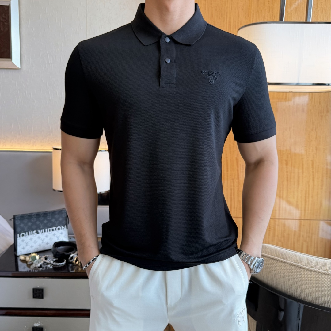NO:833593,Prada - 2026ss New Year of the Horse spring and summer new polo collar short-sleeved series. Selected high-quality pique cotton fabrics, fashionable big-name element logo design, awesome upper body shape, fine, comfortable and breathable fabrics, super good-looking with any combination, a must-have for fashionable men!  Sizes M-3XL can fit up to 200 pounds!  ,,prada,T-shirt,19860909普拉达 - 2026ss马年春夏新款polo领短袖系列.精选优质珠地棉面料,时尚大牌元素logo设计,上身版型超赞,面料细腻舒适透气,随意搭配都超级好看时尚型男必备款哦！尺码M-3XL 最大可穿200斤！,,prada,T-shirt,,Men's clothing