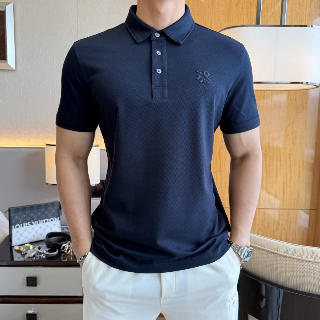 NO:833586,Loewe - 2026ss New Year of the Horse spring and summer new polo collar short-sleeved series. Selected high-quality double mercerized pique cotton fabrics, fashionable big-name element logo design, awesome upper body shape, fine, comfortable and breathable fabrics, super good-looking and a must-have for fashionable men with any combination!  Size M-3XL, maximum weight can be worn!  ,,loewe,T-shirt,19860909罗意威 - 2026ss马年春夏新款polo领短袖系列.精选优质双丝光珠地棉面料,时尚大牌元素logo设计,上身版型超赞,面料细腻舒适透气,随意搭配都超级好看时尚型男必备款哦！尺码M-3XL 最大可穿斤！,,loewe,T-shirt,,Men's clothing
