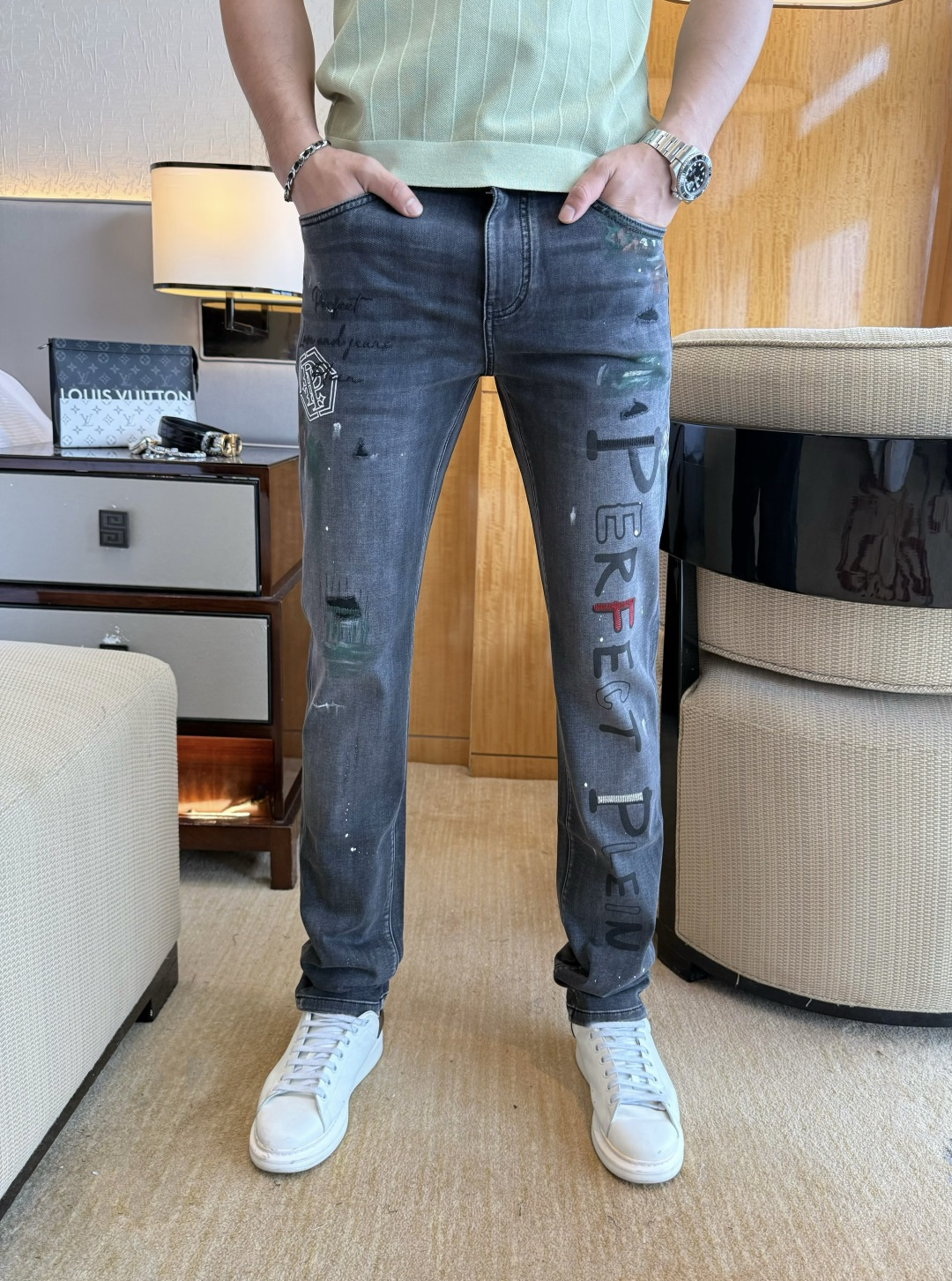 NO:835434,Pp- 2026ss hot spring and summer jeans for the Year of the Horse. Original 1:1 production, the perfect choice for daily necessities, simple and elegant, fashionable and stylish, customized imported denim fabric, heavy washing process, complex workmanship and exquisite craftsmanship. Easily cater to the needs of the four seasons, soft and elastic to the touch, smooth and neat, original accessories and hardware, comfortable upper body, very easy to wear and durable, code number 29-36,,jeans,19860909Pp- 2026ss马年春夏大爆款牛仔裤.原单1:1制作,日常必备的完美之选,简单大气亦时尚有型,定制进口丹宁面料 ,重工洗水工艺,做工复杂工艺精湛.轻松迎合四季需要,手感柔软带弹力,流畅利落,原版辅料五金,上身舒适非常易搭耐看码数29-36,,jeans,,Men's clothing