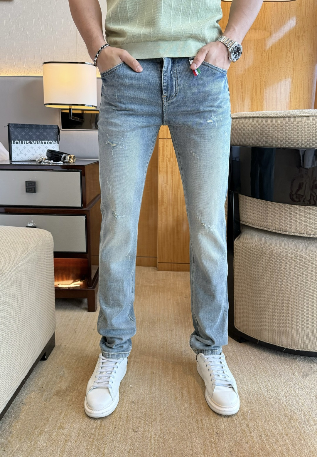 NO:835444,Givenchy - 2026ss hot spring and summer jeans for the Year of the Horse. Made from the original 1:1 order, perfect for daily necessities, simple and elegant, fashionable and stylish, customized imported denim fabric, heavy washing process, complex workmanship and exquisite craftsmanship. Easily cater to the needs of the four seasons, soft and elastic to the touch, smooth and neat, original accessories and hardware, comfortable upper body, very easy to wear and durable, size 29-36,,givenchy,jeans,19860909纪梵希- 2026ss马年春夏大爆款牛仔裤.原单1:1制作,日常必备的完美之选,简单大气亦时尚有型,定制进口丹宁面料 ,重工洗水工艺,做工复杂工艺精湛.轻松迎合四季需要,手感柔软带弹力,流畅利落,原版辅料五金,上身舒适非常易搭耐看码数29-36,,givenchy,jeans,,Men's clothing
