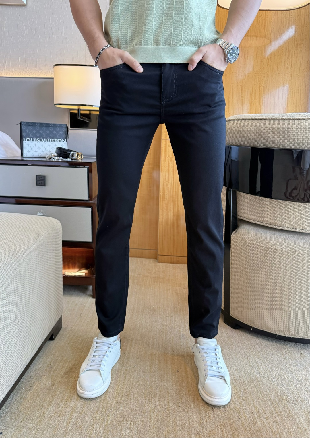 NO:835408,Versace - 2026ss hot spring and summer jeans for the Year of the Horse. Made from original 1:1, perfect for daily use, simple and stylish, custom imported denim fabric, heavy washing process, complex workmanship and exquisite craftsmanship. Easily cater to the needs of the four seasons, soft and elastic to the touch, smooth and neat, original accessories and hardware, comfortable upper body, very easy to wear and durable, size 29-36,,versace,jeans,19860909范思哲- 2026ss马年春夏大爆款牛仔裤.原单1:1制作,日常必备的完美之选,简单大气亦时尚有型,定制进口丹宁面料 ,重工洗水工艺,做工复杂工艺精湛.轻松迎合四季需要,手感柔软带弹力,流畅利落,原版辅料五金,上身舒适非常易搭耐看码数29-36,,versace,jeans,,Men's clothing