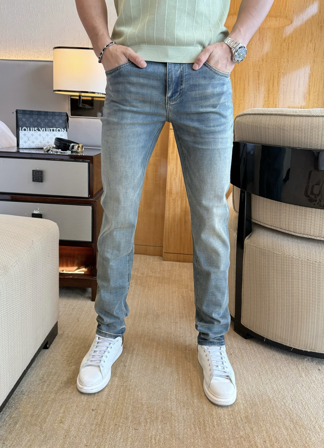 NO:835439,Gucci - 2026ss hot spring and summer jeans for the Year of the Horse. Original 1:1 production, a perfect choice for daily necessities, simple and elegant, fashionable and stylish, customized imported denim fabric, heavy washing process, complex workmanship and exquisite craftsmanship. Easily cater to the needs of the four seasons, soft and elastic to the touch, smooth and neat, original accessories and hardware, comfortable upper body, very easy to wear and durable, code number 29-36,,jeans,19860909古奇- 2026ss马年春夏大爆款牛仔裤.原单1:1制作,日常必备的完美之选,简单大气亦时尚有型,定制进口丹宁面料 ,重工洗水工艺,做工复杂工艺精湛.轻松迎合四季需要,手感柔软带弹力,流畅利落,原版辅料五金,上身舒适非常易搭耐看码数29-36,,jeans,,Men's clothing