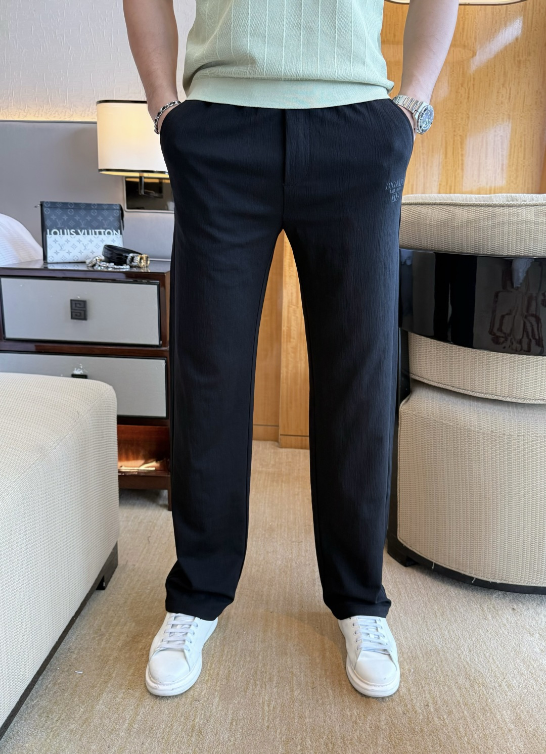 NO:835437,DG - 2026ss Spring and Summer Year of the Horse casual pants are a hot trend at the counters. This season's must-have versatile style, the upper body is very outstanding, super versatile style, 1:1 replica of the original version, complete with three standards!  The counter is designed with the latest fashion elements, imported custom-woven high-quality European cotton fabrics, with super good styles, a must-have for casual fashion!  Highly recommended, sizes 29-36,19860909DG - 2026ss马年春夏专柜同步大爆款休闲裤,本季必入百搭款式,上身极为出挑,超级百搭款 ,原版1:1复刻,三标齐全！专柜最新时尚元素设计,进口定织高品质欧棉面料,版型超好,休闲时尚必备！强烈推荐款 尺码 29-36,,,Men's clothing