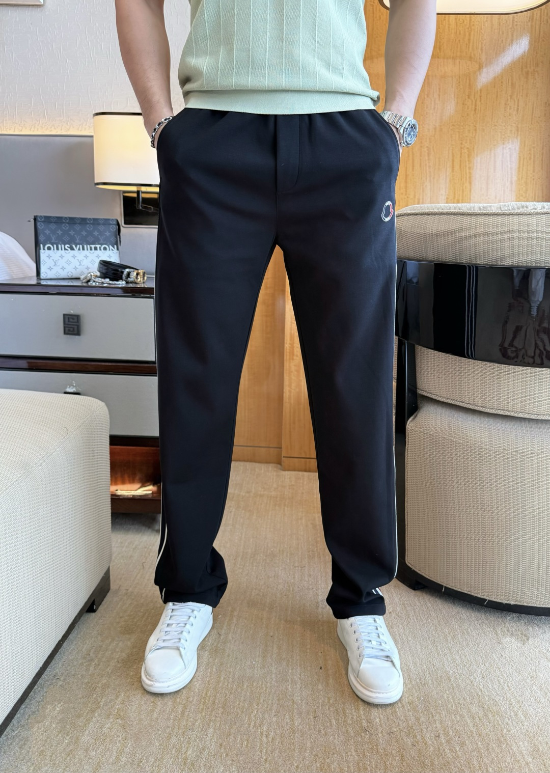 NO:835420,Meng Mouth - 2026ss Year of the Horse spring and summer counters are simultaneously popular casual pants. This season's must-have versatile style, the upper body is extremely outstanding, super versatile style, the original version is reproduced 1:1, complete with three standards!  The counter is designed with the latest fashion elements, imported custom-woven high-quality European cotton fabrics, with super good styles, a must-have for casual fashion!  Highly recommended, sizes 29-36, Moncler,19860909蒙口 - 2026ss马年春夏专柜同步大爆款休闲裤,本季必入百搭款式,上身极为出挑,超级百搭款 ,原版1:1复刻,三标齐全！专柜最新时尚元素设计,进口定织高品质欧棉面料,版型超好,休闲时尚必备！强烈推荐款 尺码 29-36,,Moncler,,Men's clothing