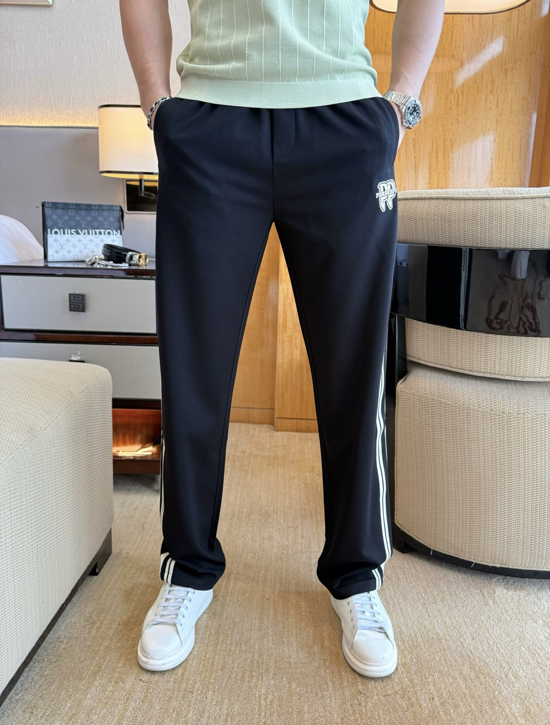 NO:835416,Pp - 2026ss Year of the Horse spring and summer counters are simultaneously popular casual pants. This season's must-have versatile style, the upper body is extremely outstanding, super versatile style, 1:1 replica of the original version, complete with three standards!  The counter is designed with the latest fashion elements, imported custom-woven high-quality European cotton fabrics, with super good styles, a must-have for casual fashion!  Highly recommended, sizes 29-36,19860909Pp - 2026ss马年春夏专柜同步大爆款休闲裤,本季必入百搭款式,上身极为出挑,超级百搭款 ,原版1:1复刻,三标齐全！专柜最新时尚元素设计,进口定织高品质欧棉面料,版型超好,休闲时尚必备！强烈推荐款 尺码 29-36,,,Men's clothing