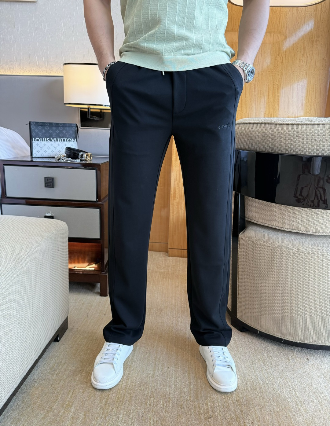 NO:835424,LV - 2026ss Spring and Summer Year of the Horse casual pants are a hit at the counters. This season’s must-have versatile style, the upper body is extremely outstanding, super versatile style, 1:1 replica of the original version, complete with three labels!  The counter is designed with the latest fashion elements, imported custom-woven high-quality European cotton fabrics, with super good styles, a must-have for casual fashion!  Highly recommended, sizes 29-36, Louis Vuitton,19860909LV - 2026ss马年春夏专柜同步大爆款休闲裤,本季必入百搭款式,上身极为出挑,超级百搭款 ,原版1:1复刻,三标齐全！专柜最新时尚元素设计,进口定织高品质欧棉面料,版型超好,休闲时尚必备！强烈推荐款 尺码 29-36,,louis vuitton,,Men's clothing