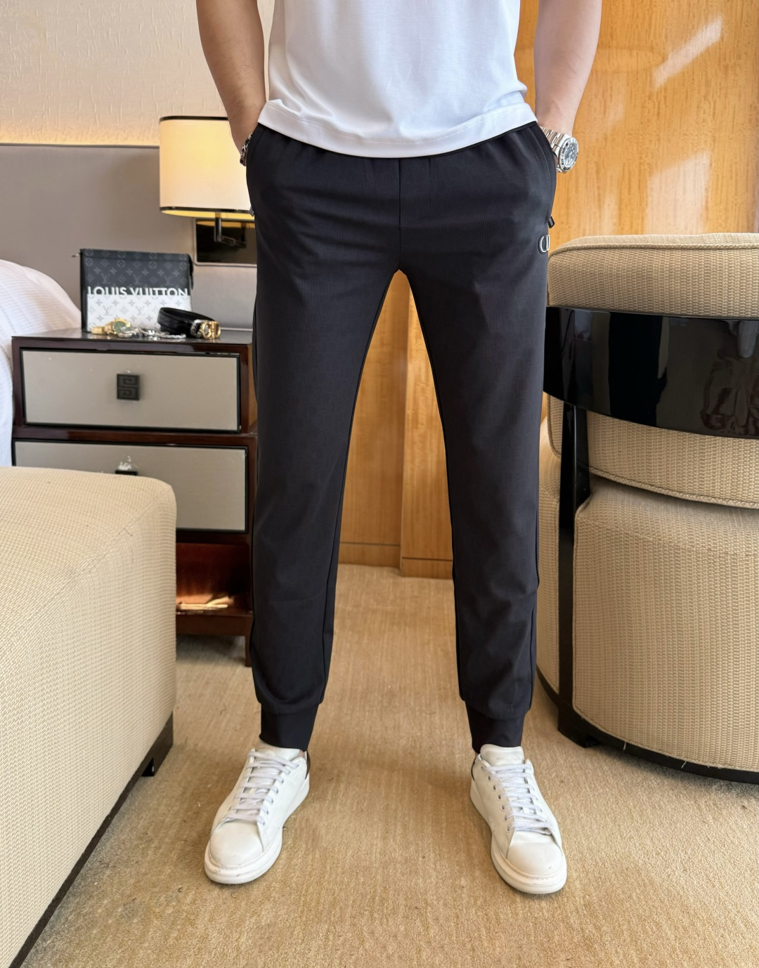 NO:835428,Dior - 2026ss Spring and Summer 2026 Year of the Horse casual pants are a hot trend at the counters. This season's must-have versatile style, the upper body is very outstanding, super versatile style, 1:1 replica of the original version, complete with three labels!  The counter is designed with the latest fashion elements, imported custom-woven high-quality European cotton fabrics, with super good styles, a must-have for casual fashion!  Highly recommended, sizes 29-36, dior,19860909迪奥 - 2026ss马年春夏专柜同步大爆款休闲裤,本季必入百搭款式,上身极为出挑,超级百搭款 ,原版1:1复刻,三标齐全！专柜最新时尚元素设计,进口定织高品质欧棉面料,版型超好,休闲时尚必备！强烈推荐款 尺码 29-36,,dior,,Men's clothing