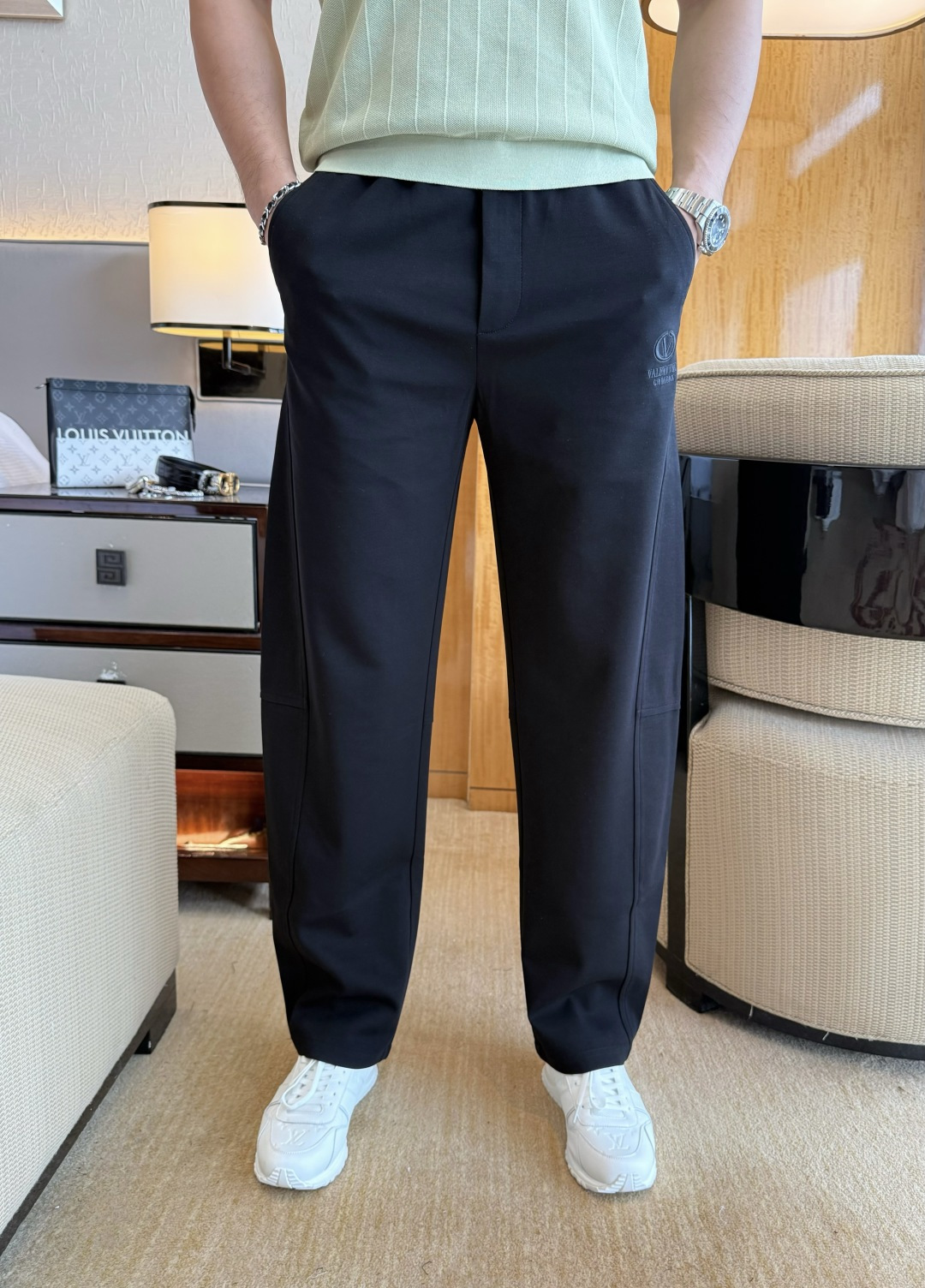 NO:835412,Valentino - 2026ss Year of the Horse spring and summer counter casual pants are a hot trend at the same time. This season's must-have versatile style, the upper body is extremely outstanding, super versatile style, the original version is reproduced 1:1, complete with three labels!  The counter is designed with the latest fashion elements, imported custom-woven high-quality European cotton fabrics, with super good styles, a must-have for casual fashion!  Highly recommended size M-3XL,,valentino,19860909华伦天奴 - 2026ss马年春夏专柜同步大爆款休闲裤,本季必入百搭款式,上身极为出挑,超级百搭款 ,原版1:1复刻,三标齐全！专柜最新时尚元素设计,进口定织高品质欧棉面料,版型超好,休闲时尚必备！强烈推荐款 尺码 M-3XL,,valentino,,Men's clothing