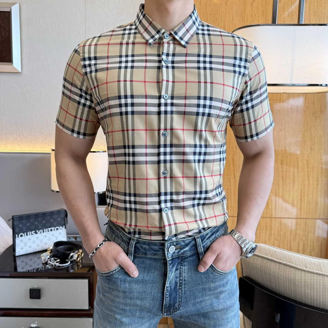 NO:849266,Burberry - 2026 Year of the Horse ss spring and summer fashion hot-selling high-quality short-sleeved shirts, goods from trading company channels, perfect condition, entry level, predictable hot-selling, advanced custom-made imported high-grade cotton blended fabrics, master tailoring, invincible texture, excellent skin-friendly, very outstanding aesthetic design, exquisite craftsmanship, smooth lines, perfect match!  Easily upgrade your sense of fashion, with high recognition, great upper body effect, extremely sophisticated and rigorous workmanship, neat and meticulous wiring, it can be worn for business or daily leisure!  Counter size M-3XL,,burberry,shirts,T-shirt,19860909巴宝莉 - 2026马年ss春夏时尚大爆款精品短袖衬衫,贸易公司渠道货,品相完美如斯,属于入柜级别,可预见性的爆款,高级定制进口高级棉混纺面料,大师级剪裁,质感无敌,亲肤性极佳,非常出彩的美学设计,工艺精湛,线条流畅,完美搭配！轻松将时髦感进阶,有着高强辨识度,上身效果超赞,做工极为考究严谨,走线工整细致,商务抑或日常休闲均可搭配！专柜尺码 M-3XL,,burberry,shirts,T-shirt,,Men's clothing