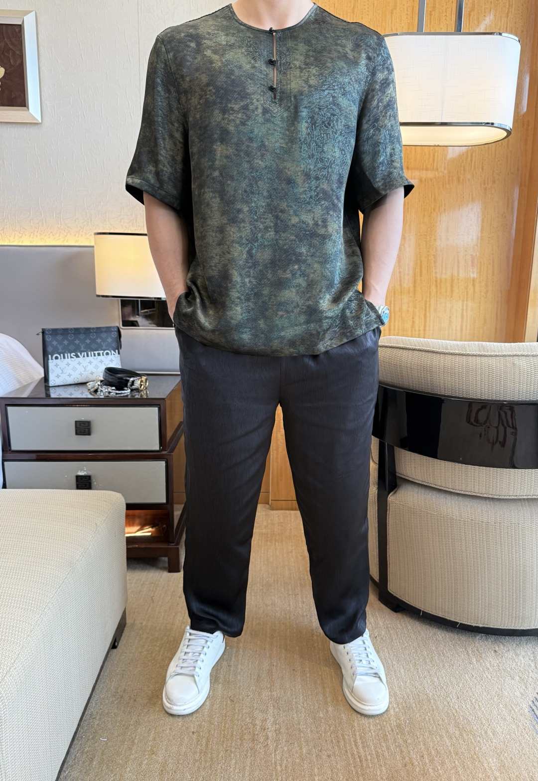 NO:835451,Gucci - 2026ss New Year of the Horse Spring Clothing New Yunsha Casual Short-Sleeved Suit!  Celebrities’ favorite fashion-flavored casual suits are simple and elegant, designed with 11 craftsmanship on the official website!  Clean and neat tailoring, full of urban style. We can provide exclusive top-grade custom-made mulberry silk fabrics. It feels soft and dry, and the upper body effect is crisp and stylish. The three-dimensional cutting technology and the version are of high standards and suitable for the benefits!  It is not tight at all, and you feel good when you put it on. With so many top-quality raw materials, it creates a high-end product with unparalleled value. It is the first choice for high-end fashion people with complete three standards, and the upper body effect is super good-looking!  Size L-4XL,,T-shirt,19860909古奇 - 2026ss马年春装新品香芸纱休闲短袖套装！明星最爱时装味休闲套装 简单大方,官网11工艺设计！干净利落剪裁 都市风十足 可供独家顶级定制桑蚕丝面料,手感软糯干爽,上身效果挺括有型.立体裁剪工艺,版型上都是高标准,恰当好处的廓型版！又恰恰不紧绷,穿上心情就好,如此众多的顶级原料,打造出价值感无与伦比的高端产品,三标齐全高端潮流时尚人士首选,上身效果超级好看！码数L-4XL,,T-shirt,,Men's clothing