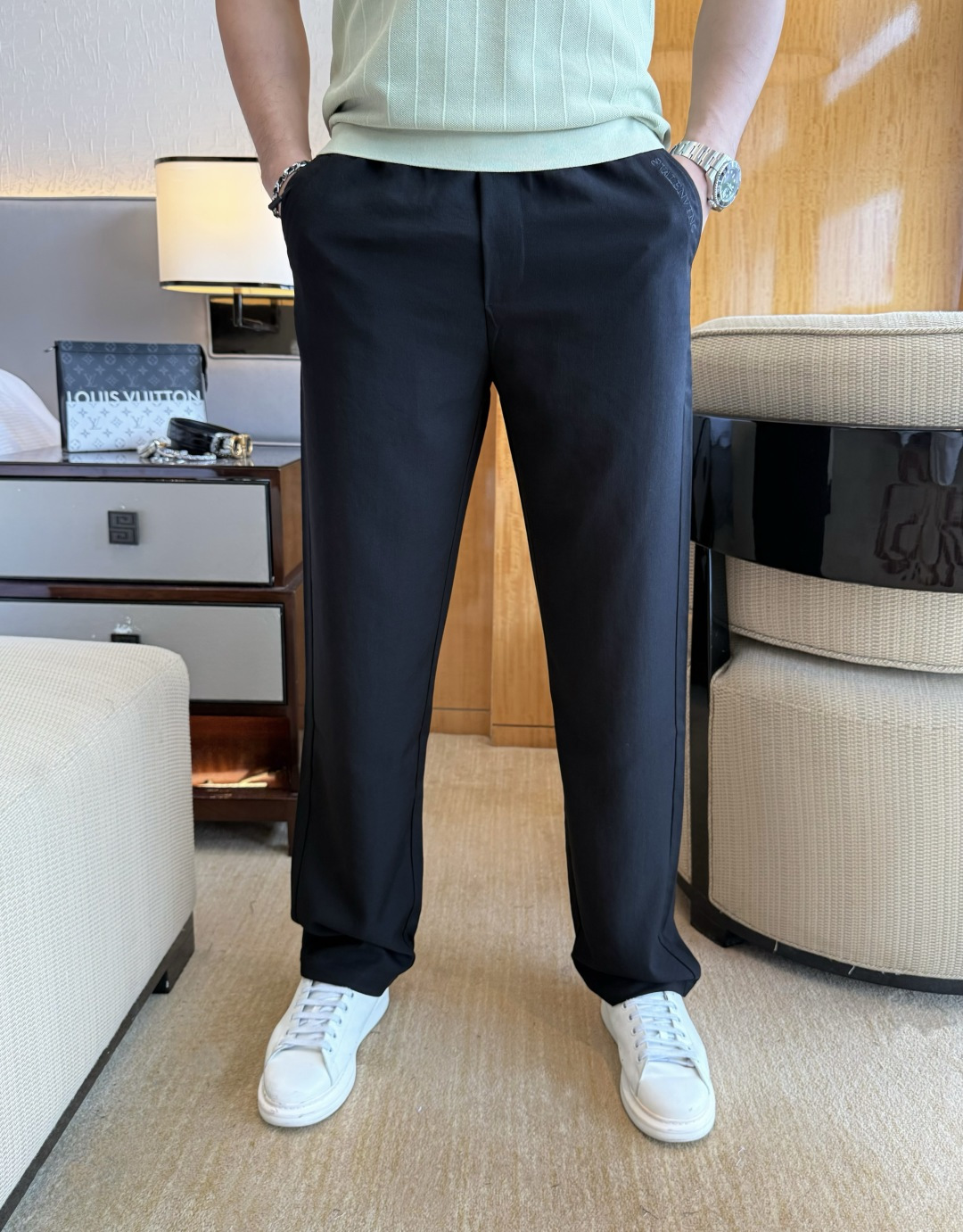 NO:835432,Valentino - 2026ss Year of the Horse spring and summer counter casual pants are a hot trend at the same time. This season's must-have versatile style, the upper body is extremely outstanding, super versatile style, the original version is reproduced 1:1, complete with three labels!  The counter is designed with the latest fashion elements, imported custom-woven high-quality European cotton fabrics, with super good styles, a must-have for casual fashion!  Highly recommended, sizes 29-36, valentino,19860909华伦天奴 - 2026ss马年春夏专柜同步大爆款休闲裤,本季必入百搭款式,上身极为出挑,超级百搭款 ,原版1:1复刻,三标齐全！专柜最新时尚元素设计,进口定织高品质欧棉面料,版型超好,休闲时尚必备！强烈推荐款 尺码 29-36,,valentino,,Men's clothing