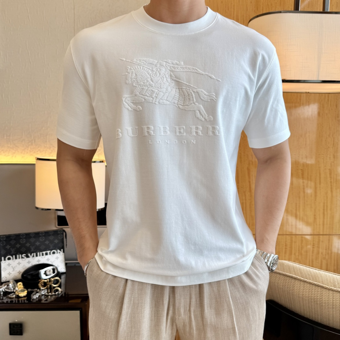 NO:836731,Burberry - 2026ss Year of the Horse Spring and Summer boutique short-sleeved T-shirt. Official website synchronization. High-end quality. Customized top-grade long-staple cotton fabric, 1:1 production by top manufacturers, fashionable brand heavy craftsmanship logo design, soft and delicate feel. Skin-friendly and comfortable to wear. Versatile and casual. The upper body is very good. Handsome. A must-have for trendy men. Sizes M-3XL. Can wear up to 200 pounds!  ,,burberry,T-shirt,tees,t-shirt,19860909巴宝莉- 2026ss马年贺岁款春夏精品短袖T恤 官网同步 高端品质 定制顶级长绒棉面料,顶级大厂1:1制作,时尚大牌重工艺logo设计,手感柔软细腻 穿着亲肤舒适 百搭休闲 上身非常赞 帅气 潮男必备品 尺码M-3XL 最大可穿200斤！,,burberry,T-shirt,tees，t-shirt,,Men's clothing