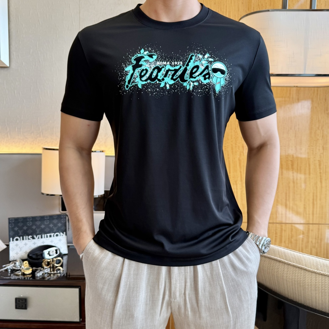 NO:838315,Fendi - 2026ss Spring and Summer high-quality short-sleeved T-shirt for the Year of the Horse. Official website synchronization. High-end quality. Customized top-grade mercerized cotton fabric, 1:1 production by top manufacturers, fashionable brand heavy craftsmanship logo design, soft and delicate feel. Skin-friendly and comfortable to wear. Versatile and casual. The upper body is very good. Handsome. A must-have for trendy men. Sizes M-3XL. Can wear up to 190 pounds!  ,,fendi,T-shirt,tees,t-shirt,19860909芬迪- 2026ss马年贺岁款春夏精品短袖T恤 官网同步 高端品质 定制顶级丝光棉面料,顶级大厂1:1制作,时尚大牌重工艺logo设计,手感柔软细腻 穿着亲肤舒适 百搭休闲 上身非常赞 帅气 潮男必备品 尺码M-3XL 最大可穿190斤！,,fendi,T-shirt,tees，t-shirt,,Men's clothing