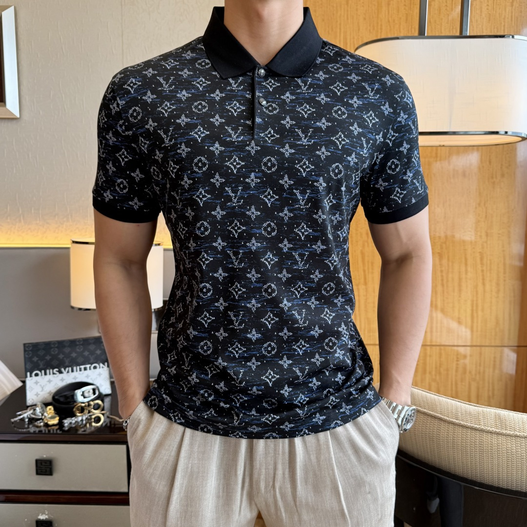 NO:838326,LV - 2026ss new spring and summer new polo collar short-sleeved series for the Year of the Horse. Selected high-quality double mercerized cotton fabrics, fashionable big-name element logo design, awesome upper body shape, fine, comfortable and breathable fabrics, super good-looking with any combination, a must-have for fashionable men!  Sizes M-3XL can fit up to 200 pounds!  ,,louis vuitton,T-shirt,19860909LV - 2026ss马年春夏新款polo领短袖系列.精选优质双丝光棉面料,时尚大牌元素logo设计,上身版型超赞,面料细腻舒适透气,随意搭配都超级好看时尚型男必备款哦！尺码M-3XL 最大可穿200斤！,,louis vuitton,T-shirt,,Men's clothing