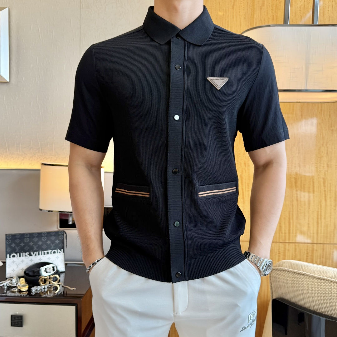 NO:858155,Prada - 2026ss new spring and summer short-sleeved cardigan series. Selected high-quality high-grade long-staple cotton fabrics, fashionable big-name element logo design, awesome upper body shape, fine, comfortable and breathable fabrics, super good-looking and a must-have for fashionable men with any combination!  Size M-3XL (model 178/145 pounds upper body L size),, prada, T-shirt,19860909普拉达 - 2026ss年春夏新款短袖开衫系列.精选优质高级长绒棉面料,时尚大牌元素logo设计,上身版型超赞,面料细腻舒适透气,随意搭配都超级好看时尚型男必备款哦！尺码M-3XL (模特178/145斤上身L码),,prada,T-shirt,,Men's clothing