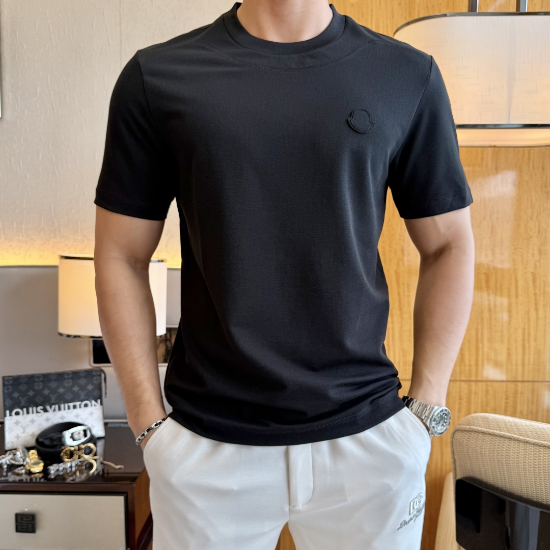NO:836736,Burberry - 2026ss Year of the Horse Spring and Summer high-quality linen short-sleeved T-shirt. Official website synchronized. High-end quality. Customized top-grade Tencel cotton fabric, 1:1 production by top manufacturers, fashionable brand heavy craftsmanship logo design, soft and delicate feel. Skin-friendly and comfortable to wear. Versatile and casual. The upper body is very good. Handsome. A must-have for trendy men. Size M-3XL. Can wear up to 200 pounds!  ,,burberry,T-shirt,tees,t-shirt,19860909巴宝莉- 2026ss马年贺岁款春夏精品麻料短袖T恤 官网同步 高端品质 定制顶级天丝棉面料,顶级大厂1:1制作,时尚大牌重工艺logo设计,手感柔软细腻 穿着亲肤舒适 百搭休闲 上身非常赞 帅气 潮男必备品 尺码M-3XL 最大可穿200斤！,,burberry,T-shirt,tees，t-shirt,,Men's clothing