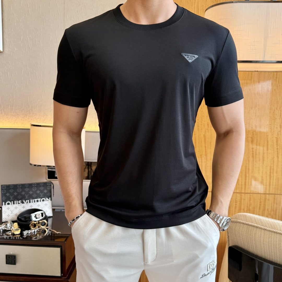 NO:849212,Prada - 2026ss Spring and Summer high-quality short-sleeved T-shirt for the Year of the Horse, synchronized with the official website, high-end quality, customized top-grade mercerized cotton fabric, 1:1 production by top manufacturers, fashionable brand heavy craftsmanship logo design, soft and delicate feel, skin-friendly and comfortable to wear, versatile and casual, the upper body is very good, handsome, a must-have for trendy men, size M-3XL, can wear up to 200 pounds!  ,,prada,T-shirt,tees,t-shirt,19860909普拉达 - 2026ss马年贺岁款春夏精品短袖T恤 官网同步 高端品质 定制顶级丝光棉面料,顶级大厂1:1制作,时尚大牌重工艺logo设计,手感柔软细腻 穿着亲肤舒适 百搭休闲 上身非常赞 帅气 潮男必备品 尺码M-3XL 最大可穿200斤！,,prada,T-shirt,tees，t-shirt,,Men's clothing