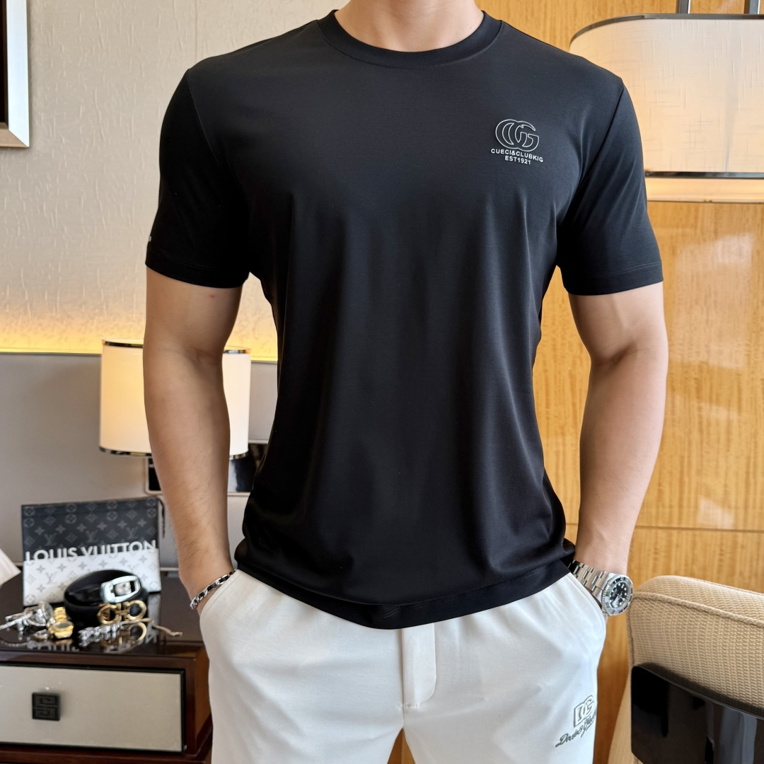 NO:836764,Gucci - 2026ss Year of the Horse spring and summer high-quality short-sleeved T-shirts. Official website synchronization. High-end quality. Customized top-grade mercerized cotton fabric, 1:1 production by top manufacturers, fashionable brand heavy craftsmanship logo design, soft and delicate feel. Skin-friendly and comfortable to wear. Versatile and casual. The upper body is very good. Handsome. A must-have for trendy men. Sizes M-3XL. Can wear up to 200 pounds!  ,,T-shirt,tees,t-shirt,19860909古奇 - 2026ss马年贺岁款春夏精品短袖T恤 官网同步 高端品质 定制顶级丝光棉面料,顶级大厂1:1制作,时尚大牌重工艺logo设计,手感柔软细腻 穿着亲肤舒适 百搭休闲 上身非常赞 帅气 潮男必备品 尺码M-3XL 最大可穿200斤！,,T-shirt,tees，t-shirt,,Men's clothing