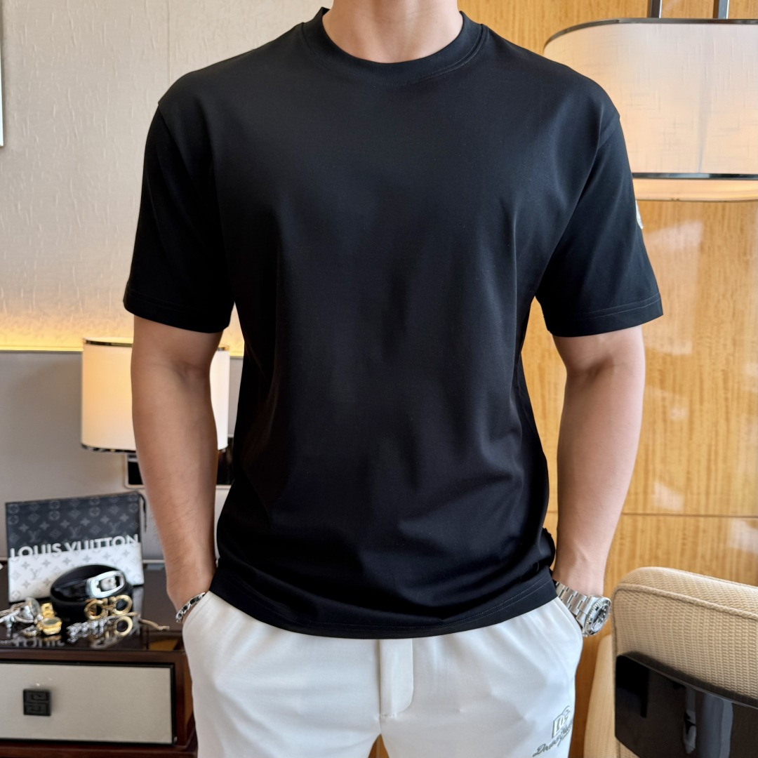 NO:849233,Mouth Mouth - 2026ss Year of the Horse Spring and Summer Premium Loose Short-Sleeved T-shirt Official website synchronization High-end quality Customized top-grade long-staple cotton fabric, 1:1 production by top manufacturers, fashionable brand heavy craftsmanship logo design, soft and delicate feel It is skin-friendly and comfortable to wear Versatile casual upper body is very good Handsome essential product for trendy men Size M-3XL Maximum weight can be worn!  ,,Moncler,T-shirt,tees,t-shirt,19860909蒙口 - 2026ss马年贺岁款春夏精品宽松短袖T恤 官网同步 高端品质 定制顶级长绒棉面料,顶级大厂1:1制作,时尚大牌重工艺logo设计,手感柔软细腻 穿着亲肤舒适 百搭休闲 上身非常赞 帅气 潮男必备品 尺码M-3XL 最大可穿斤！,,Moncler,T-shirt,tees，t-shirt,,Men's clothing