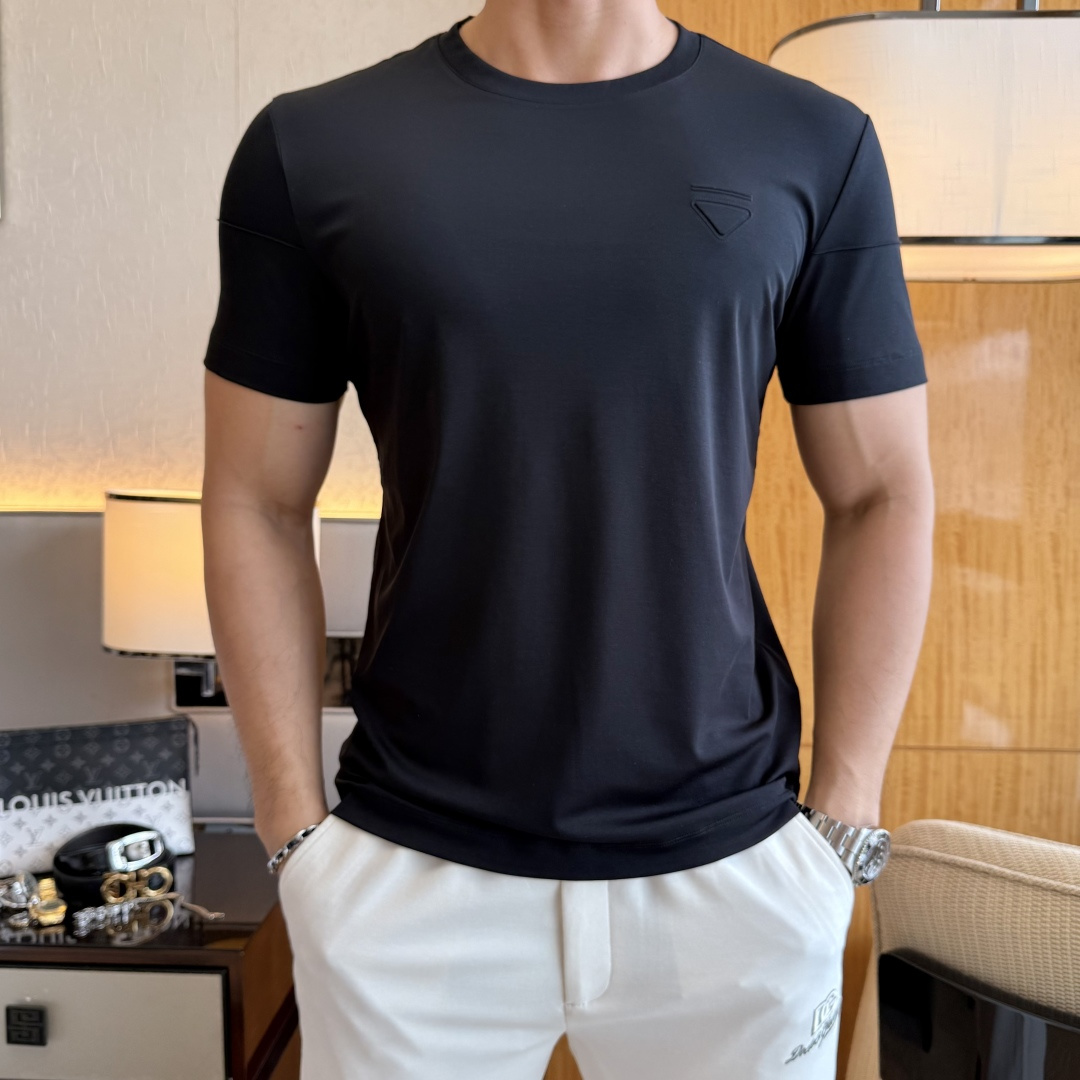 NO:849224,Prada - 2026ss Spring and Summer high-quality short-sleeved T-shirt for the Year of the Horse, synchronized with the official website, high-end quality, customized top-grade mercerized cotton fabric, 1:1 production by top manufacturers, fashionable brand heavy craftsmanship logo design, soft and delicate feel, skin-friendly and comfortable to wear, versatile and casual, the upper body is very good, handsome, a must-have for trendy men, size M-3XL, can wear up to 200 pounds!  ,,prada,T-shirt,tees,t-shirt,19860909普拉达 - 2026ss马年贺岁款春夏精品短袖T恤 官网同步 高端品质 定制顶级丝光棉面料,顶级大厂1:1制作,时尚大牌重工艺logo设计,手感柔软细腻 穿着亲肤舒适 百搭休闲 上身非常赞 帅气 潮男必备品 尺码M-3XL 最大可穿200斤！,,prada,T-shirt,tees，t-shirt,,Men's clothing