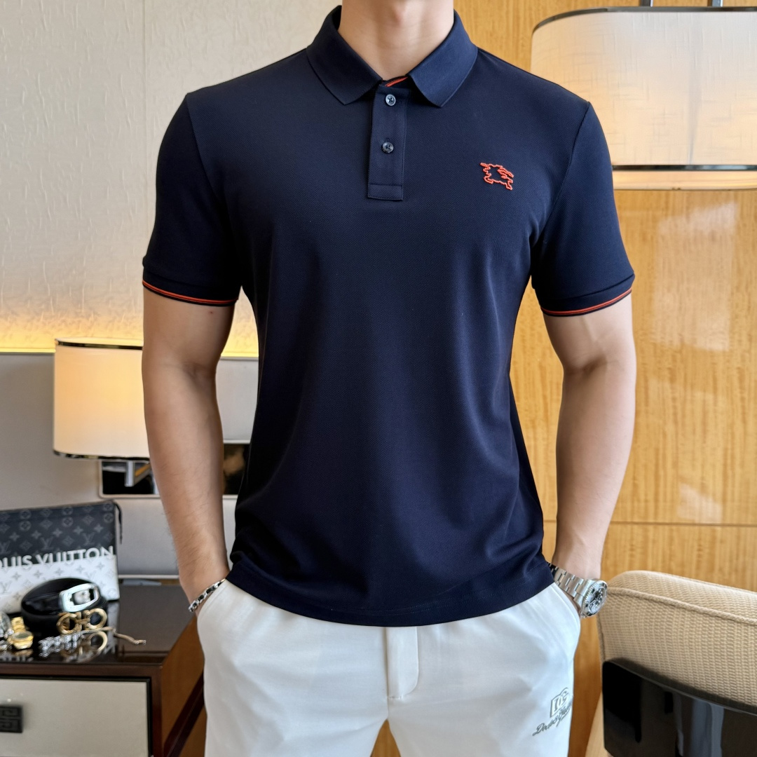 NO:858167,Burberry - 2026ss New Year of the Horse spring and summer new polo collar short-sleeved series. Selected high-quality double mercerized pique cotton fabrics, fashionable big-name element logo design, awesome upper body shape, fine, comfortable and breathable fabrics, super good-looking and a must-have for fashionable men with any combination!  Sizes M-3XL can fit up to 200 pounds!  ,,burberry,T-shirt,19860909巴宝莉- 2026ss马年春夏新款polo领短袖系列.精选优质双丝光珠地棉面料,时尚大牌元素logo设计,上身版型超赞,面料细腻舒适透气,随意搭配都超级好看时尚型男必备款哦！尺码M-3XL 最大可穿200斤！,,burberry,T-shirt,,Men's clothing