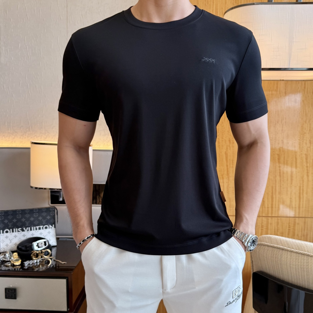 NO:849215,Zegna - 2026ss Spring and Summer high-quality short-sleeved T-shirt for the Year of the Horse. Official website synchronization. High-end quality. Customized top-grade mercerized cotton fabric, 1:1 production by top manufacturers, fashionable brand heavy craftsmanship logo design, soft and delicate feel. Skin-friendly and comfortable to wear. Versatile and casual. The upper body is very good. Handsome. A must-have for trendy men. Size M-3XL. Can wear up to 200 pounds!  ,,zegna,T-shirt,tees,t-shirt,19860909杰尼娅 - 2026ss马年贺岁款春夏精品短袖T恤 官网同步 高端品质 定制顶级丝光棉面料,顶级大厂1:1制作,时尚大牌重工艺logo设计,手感柔软细腻 穿着亲肤舒适 百搭休闲 上身非常赞 帅气 潮男必备品 尺码M-3XL 最大可穿200斤！,,zegna,T-shirt,tees，t-shirt,,Men's clothing