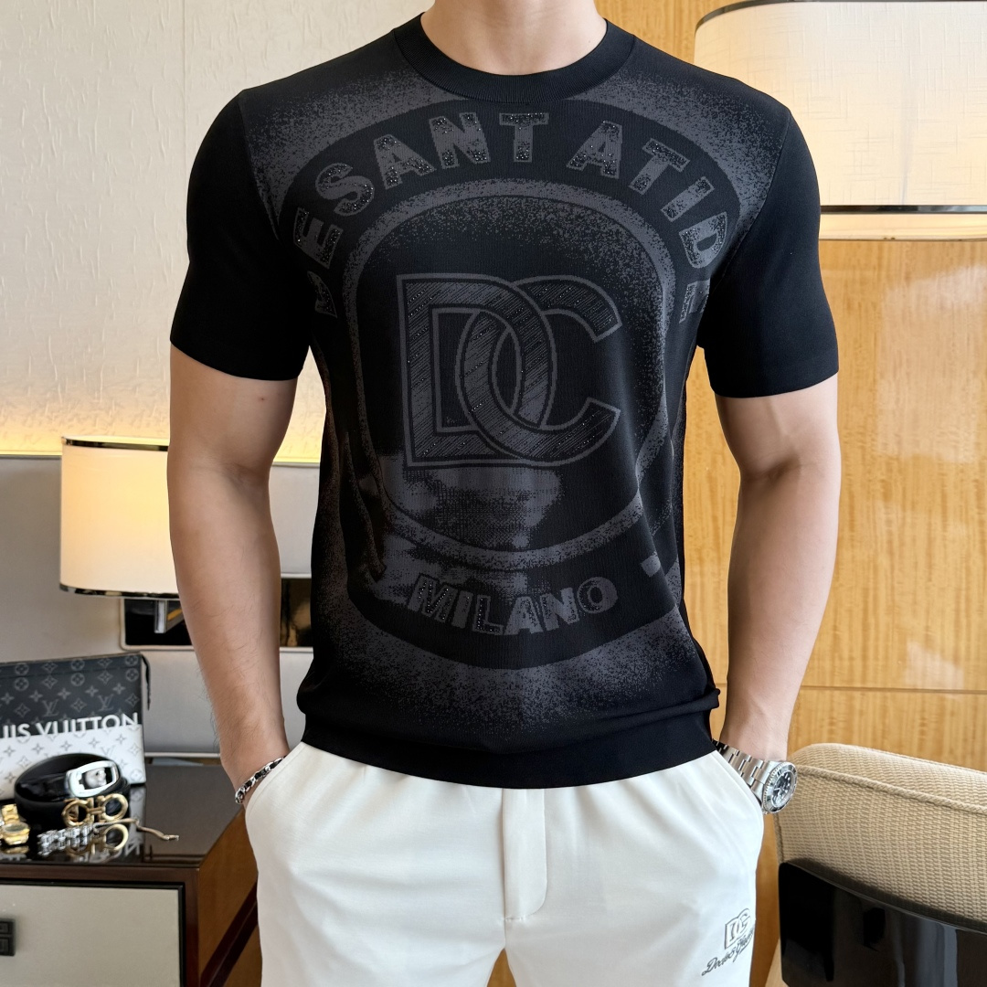 NO:836747,DG - 2026ss Spring and Summer New Year of the Horse's latest high-quality knitted short-sleeved T-shirt, made from custom imported soft Yilite fabrics, embellished with fashionable big-name element logos, breathable fabrics, delicate and soft texture, cool and smooth against the body. Moisture-wicking, simple and elegant yet fashionable, three-dimensional tailoring, super stylish upper body!  A must-have for fashionistas, sizes M-3XL, can be worn up to 190 pounds!  ,,T-shirt,tees,t-shirt,19860909DG - 2026ss马年春夏最新大爆款精品针织短袖T恤,定制进口轻柔伊力特面料,时尚大牌元素logo点缀,会呼吸的面料,质感细腻柔软,贴身冰爽顺滑.吸湿排汗,简约大方又不失时尚,版型立体裁剪,上身超有型！时尚潮人必备款 尺码M-3XL 最大可穿可穿190斤！,,T-shirt,tees，t-shirt,,Men's clothing