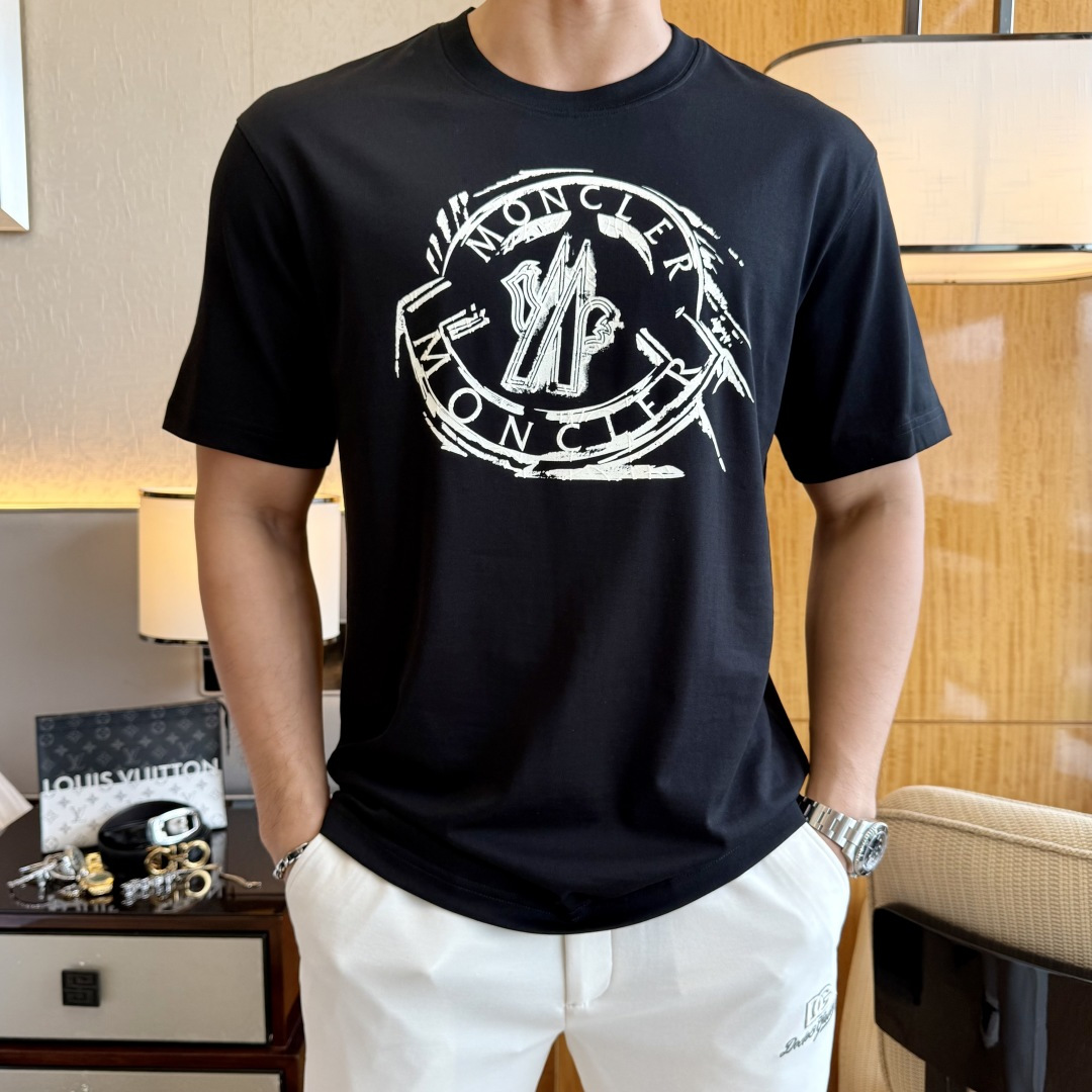 NO:836752,Meng Mouth - 2026 Year of the Horse spring and summer new men's wide-edition short-sleeved T-shirt, urban casual style, a very design item, top-grade foreign merchants provide customized cotton fabrics, extremely comfortable and breathable, positive skin-friendly, subverting the comfort experience brought by traditional fabrics, exquisite craftsmanship and accessories. The brand LOGO pattern on the chest is made with unique craftsmanship, with strong style. Original tailoring, meticulous detail processing to better highlight its quality. Loose size M-3XL  The maximum weight you can wear!  ,,Moncler,T-shirt,tees,t-shirt,19860909蒙口 - 2026马年春夏新款男士阔版短袖T恤,都市休闲风格,极具设计感的一款单品,顶级外商客供定制棉面料,上手极微舒适透气,亲肤性积极,颠覆传统面料所带来的舒适体验,工艺辅料考究.胸前品牌LOGO图案以独特工艺制作而成,风格性极强.原版剪裁,一丝不苟细节处理更佳彰显其品质.宽松尺码M-3XL 最大可穿斤！,,Moncler,T-shirt,tees，t-shirt,,Men's clothing