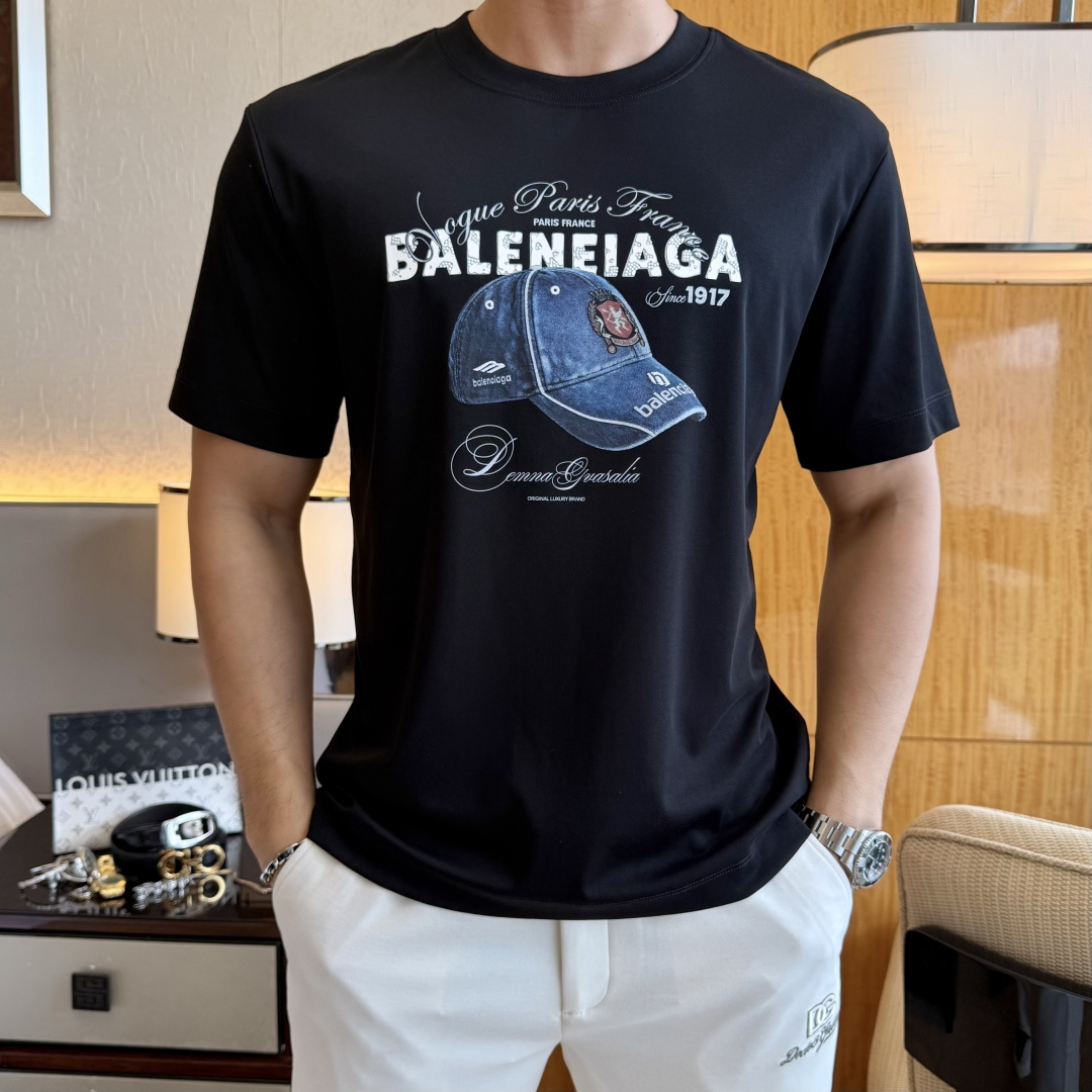 NO:858075,Balenciaga - 2026ss Year of the Horse spring and summer high-quality short-sleeved T-shirts. Official website synchronization. High-end quality. Customized top-grade mercerized cotton fabric, 1:1 production by top manufacturers, fashionable brand heavy craftsmanship logo design, soft and delicate feel. Skin-friendly and comfortable to wear. Versatile and casual. The upper body is very good. Handsome. A must-have for trendy men. Sizes M-3XL. Can wear up to 200 pounds!  ,,balenciaga,T-shirt,tees,t-shirt,19860909巴黎世家 - 2026ss马年贺岁款春夏精品短袖T恤 官网同步 高端品质 定制顶级丝光棉面料,顶级大厂1:1制作,时尚大牌重工艺logo设计,手感柔软细腻 穿着亲肤舒适 百搭休闲 上身非常赞 帅气 潮男必备品 尺码M-3XL 最大可穿200斤！,,balenciaga,T-shirt,tees，t-shirt,,Men's clothing