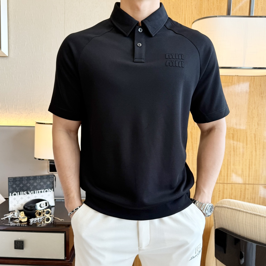 NO:838338,Miu Miu - 2026ss New Year of the Horse spring and summer new wide version polo collar short-sleeved series. Selected high-quality long-staple cotton fabrics, fashionable big-name element logo design, awesome upper body shape, fine, comfortable and breathable fabrics, super good-looking with any combination, a must-have for fashionable men!  Sizes M-3XL can fit up to 200 pounds!  ,,T-shirt,19860909谬谬- 2026ss马年春夏新款阔版polo领短袖系列.精选优质长绒棉面料,时尚大牌元素logo设计,上身版型超赞,面料细腻舒适透气,随意搭配都超级好看时尚型男必备款哦！尺码M-3XL 最大可穿200斤！,,T-shirt,,Men's clothing