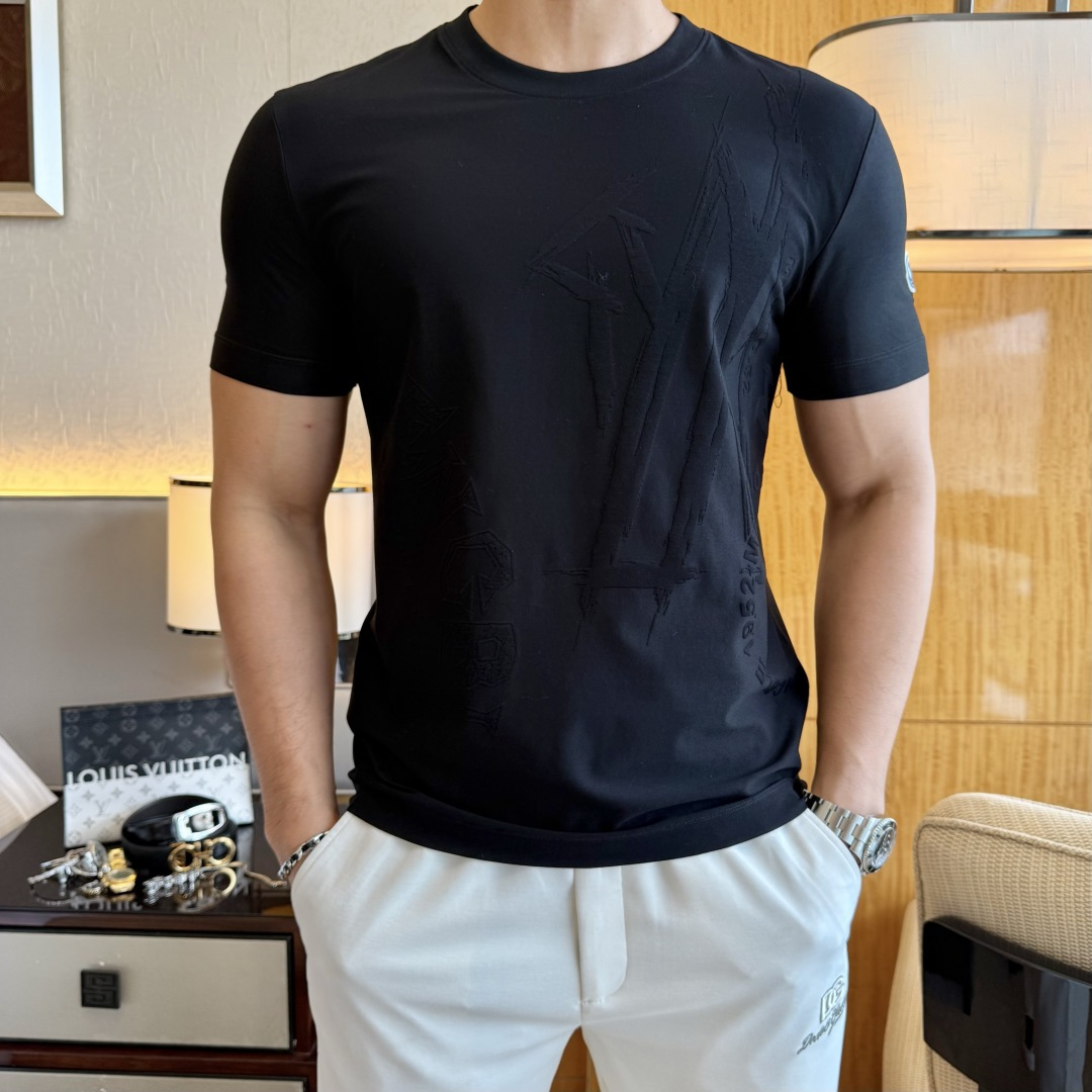 NO:858142,Mouth Mouth - 2026ss Year of the Horse spring and summer high-quality short-sleeved T-shirts. Official website synchronization. High-end quality. Customized top-grade mercerized cotton fabric, 1:1 production by top manufacturers, fashionable brand heavy craftsmanship logo design, soft and delicate feel. Skin-friendly and comfortable to wear. Versatile and casual. The upper body is very good. Handsome. A must-have for trendy men. Sizes M-3XL. Can wear up to 200 pounds!  ,,Moncler,T-shirt,tees,t-shirt,19860909蒙口 - 2026ss马年贺岁款春夏精品短袖T恤 官网同步 高端品质 定制顶级丝光棉面料,顶级大厂1:1制作,时尚大牌重工艺logo设计,手感柔软细腻 穿着亲肤舒适 百搭休闲 上身非常赞 帅气 潮男必备品 尺码M-3XL 最大可穿200斤！,,Moncler,T-shirt,tees，t-shirt,,Men's clothing