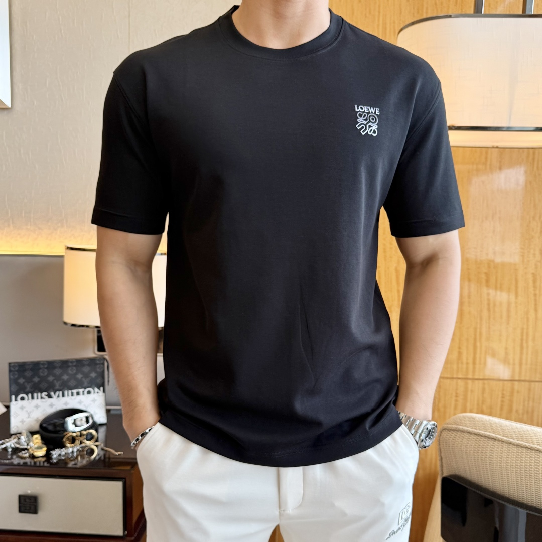 NO:836758,Loewe - 2026 Year of the Horse Spring and Summer new men's wide-edition short-sleeved T-shirt, urban casual style, a very design item, top-grade foreign merchants provide customized cotton fabrics, extremely comfortable and breathable, positive skin-friendly, subverting the comfort experience brought by traditional fabrics, exquisite craftsmanship and accessories. The brand LOGO pattern on the chest is made with unique craftsmanship, with strong style. Original tailoring, meticulous detail processing better highlights its quality. Loose size M-3XL  Can wear up to 210 pounds!  ,,loewe,T-shirt,tees,t-shirt,19860909罗意威 - 2026马年春夏新款男士阔版短袖T恤,都市休闲风格,极具设计感的一款单品,顶级外商客供定制棉面料,上手极微舒适透气,亲肤性积极,颠覆传统面料所带来的舒适体验,工艺辅料考究.胸前品牌LOGO图案以独特工艺制作而成,风格性极强.原版剪裁,一丝不苟细节处理更佳彰显其品质.宽松尺码M-3XL 最大可穿210斤！,,loewe,T-shirt,tees，t-shirt,,Men's clothing