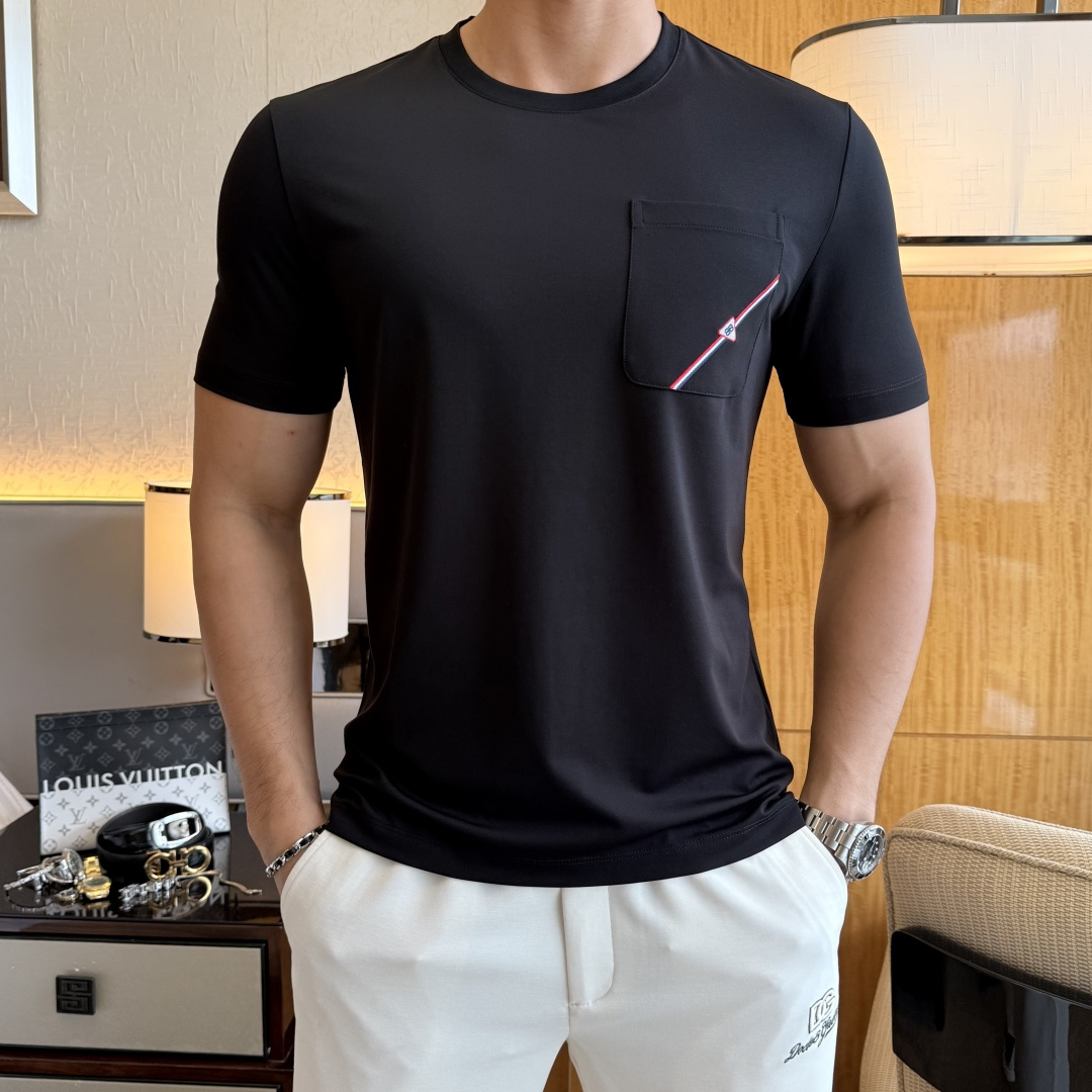 NO:858154,TB - 2026ss Spring and Summer high-quality short-sleeved T-shirt for the Year of the Horse, synchronized with the official website, high-end quality, customized top-grade mercerized cotton fabric, 1:1 production by top manufacturers, fashionable brand heavy craftsmanship logo design, soft and delicate feel, skin-friendly and comfortable to wear, versatile and casual, the upper body is very good, handsome, a must-have for trendy men, size M-3XL, can wear up to 200 pounds!  ,,T-shirt,tees,t-shirt,19860909TB - 2026ss马年贺岁款春夏精品短袖T恤 官网同步 高端品质 定制顶级丝光棉面料,顶级大厂1:1制作,时尚大牌重工艺logo设计,手感柔软细腻 穿着亲肤舒适 百搭休闲 上身非常赞 帅气 潮男必备品 尺码M-3XL 最大可穿200斤！,,T-shirt,tees，t-shirt,,Men's clothing