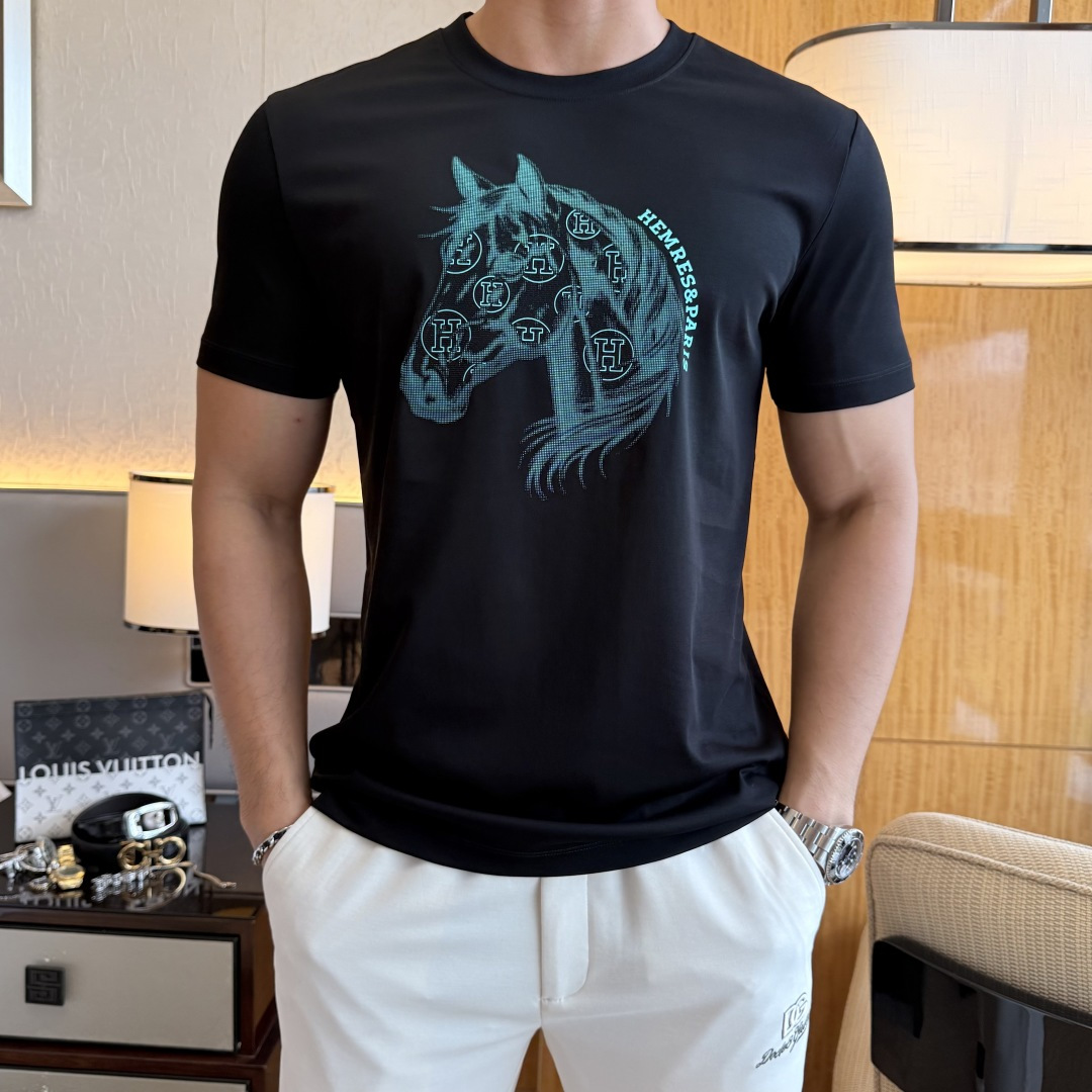 NO:858067,Hermès - 2026ss Year of the Horse Spring and Summer high-quality short-sleeved T-shirts. Official website synchronization. High-end quality. Customized top-grade mercerized cotton fabric, 1:1 production by top manufacturers, fashionable brand heavy craftsmanship logo design, soft and delicate feel. Skin-friendly and comfortable to wear. Versatile and casual. The upper body is very good. Handsome. A must-have for trendy men. Sizes M-3XL. Can wear up to 200 pounds!  ,,hermes,T-shirt,tees,t-shirt,19860909爱玛仕 - 2026ss马年贺岁款春夏精品短袖T恤 官网同步 高端品质 定制顶级丝光棉面料,顶级大厂1:1制作,时尚大牌重工艺logo设计,手感柔软细腻 穿着亲肤舒适 百搭休闲 上身非常赞 帅气 潮男必备品 尺码M-3XL 最大可穿200斤！,,hermes,T-shirt,tees，t-shirt,,Men's clothing