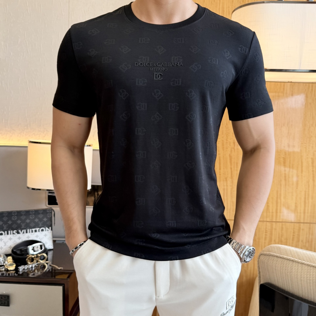 NO:849209,DG - 2026ss Spring and Summer high-quality short-sleeved T-shirt for the Year of the Horse, synchronized with the official website, high-end quality, custom-made top-grade mercerized cotton fabric, 1:1 production by top manufacturers, fashionable brand heavy craftsmanship logo design, soft and delicate feel, skin-friendly and comfortable to wear, versatile and casual, the upper body is very good, handsome, a must-have for trendy men, sizes M-3XL, the maximum weight can be worn!  ,,T-shirt,tees,t-shirt,19860909DG - 2026ss马年贺岁款春夏精品短袖T恤 官网同步 高端品质 定制顶级丝光棉面料,顶级大厂1:1制作,时尚大牌重工艺logo设计,手感柔软细腻 穿着亲肤舒适 百搭休闲 上身非常赞 帅气 潮男必备品 尺码M-3XL 最大可穿斤！,,T-shirt,tees，t-shirt,,Men's clothing