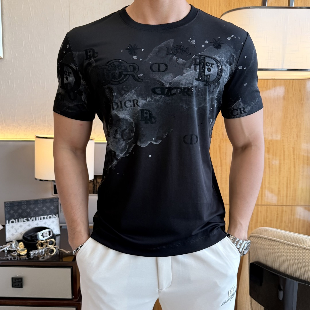NO:858166,Dior - 2026ss Year of the Horse spring and summer high-quality short-sleeved T-shirt. Official website synchronization. High-end quality. Customized top-grade mercerized cotton fabric, 1:1 production by top manufacturers, fashionable brand heavy craftsmanship logo design, soft and delicate feel. Skin-friendly and comfortable to wear. Versatile and casual. The upper body is very good. Handsome. A must-have for trendy men. Sizes M-3XL. Can wear up to 200 pounds!  ,,dior,T-shirt,tees,t-shirt,19860909迪奥 - 2026ss马年贺岁款春夏精品短袖T恤 官网同步 高端品质 定制顶级丝光棉面料,顶级大厂1:1制作,时尚大牌重工艺logo设计,手感柔软细腻 穿着亲肤舒适 百搭休闲 上身非常赞 帅气 潮男必备品 尺码M-3XL 最大可穿200斤！,,dior,T-shirt,tees，t-shirt,,Men's clothing