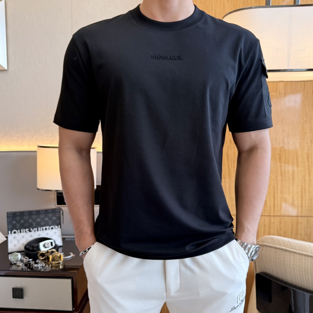 NO:849227,Mouth Mouth - 2026ss Year of the Horse spring and summer high-quality short-sleeved T-shirts. Official website synchronization. High-end quality. Customized top-grade mercerized cotton fabric, 1:1 production by top manufacturers, fashionable brand heavy craftsmanship logo design, soft and delicate feel. Skin-friendly and comfortable to wear. Versatile and casual. The upper body is very good. Handsome. A must-have for trendy men. Sizes M-3XL. Can wear up to 200 pounds!  ,,Moncler,T-shirt,tees,t-shirt,19860909蒙口 - 2026ss马年贺岁款春夏精品短袖T恤 官网同步 高端品质 定制顶级丝光棉面料,顶级大厂1:1制作,时尚大牌重工艺logo设计,手感柔软细腻 穿着亲肤舒适 百搭休闲 上身非常赞 帅气 潮男必备品 尺码M-3XL 最大可穿200斤！,,Moncler,T-shirt,tees，t-shirt,,Men's clothing