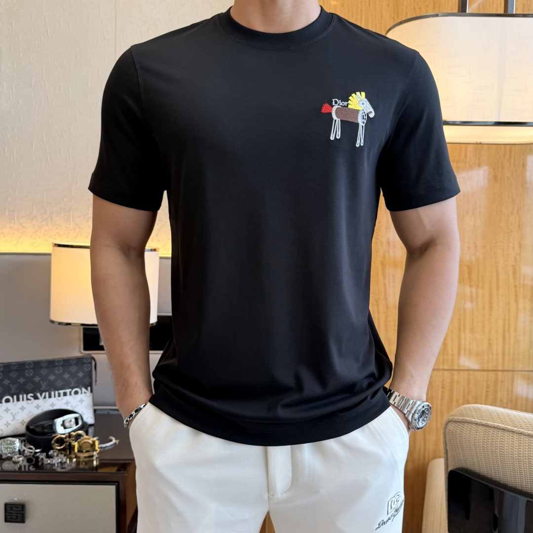 NO:858110,Dior - 2026ss Year of the Horse spring and summer high-quality short-sleeved T-shirt. Official website synchronization. High-end quality. Customized top-grade mercerized cotton fabric, 1:1 production by top manufacturers, fashionable brand heavy craftsmanship logo design, soft and delicate feel. Skin-friendly and comfortable to wear. Versatile and casual. The upper body is very good. Handsome. A must-have for trendy men. Sizes M-3XL. Can wear up to 200 pounds!  ,,dior,T-shirt,tees,t-shirt,19860909迪奥 - 2026ss马年贺岁款春夏精品短袖T恤 官网同步 高端品质 定制顶级丝光棉面料,顶级大厂1:1制作,时尚大牌重工艺logo设计,手感柔软细腻 穿着亲肤舒适 百搭休闲 上身非常赞 帅气 潮男必备品 尺码M-3XL 最大可穿200斤！,,dior,T-shirt,tees，t-shirt,,Men's clothing