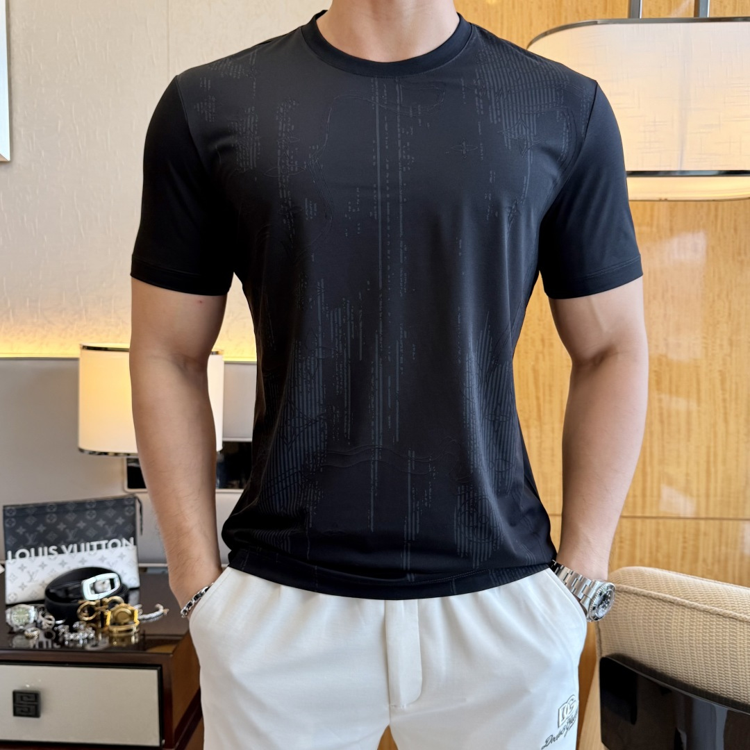 NO:849236,LV - 2026ss Spring and Summer high-quality short-sleeved T-shirt for the Year of the Horse, synchronized with the official website, high-end quality, customized top-grade mercerized cotton fabric, 1:1 production by top manufacturers, fashionable brand heavy craftsmanship logo design, soft and delicate feel, skin-friendly and comfortable to wear, versatile and casual, the upper body is very good, handsome, a must-have for trendy men, sizes M-3XL, can wear up to 200 pounds!  ,,louis vuitton,T-shirt,tees,t-shirt,19860909LV - 2026ss马年贺岁款春夏精品短袖T恤 官网同步 高端品质 定制顶级丝光棉面料,顶级大厂1:1制作,时尚大牌重工艺logo设计,手感柔软细腻 穿着亲肤舒适 百搭休闲 上身非常赞 帅气 潮男必备品 尺码M-3XL 最大可穿200斤！,,louis vuitton,T-shirt,tees，t-shirt,,Men's clothing