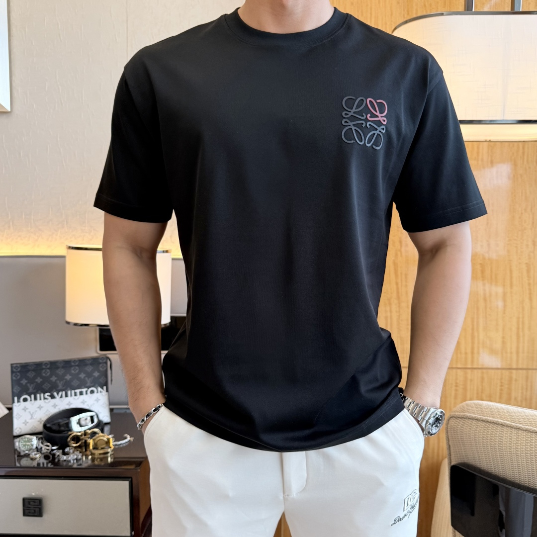 NO:858097,Luo Yiwei - 2026ss Year of the Horse spring and summer high-quality short-sleeved T-shirts, official website synchronization, high-end quality, custom-made top-grade mercerized cotton fabric, 1:1 production by top manufacturers, fashionable brand heavy craftsmanship logo design, soft and delicate feel, skin-friendly and comfortable to wear, versatile and casual, the upper body is very good, handsome, a must-have for trendy men, size M-3XL, can wear up to 200 pounds!  ,,loewe,T-shirt,tees,t-shirt,19860909罗意威 - 2026ss马年贺岁款春夏精品短袖T恤 官网同步 高端品质 定制顶级丝光棉面料,顶级大厂1:1制作,时尚大牌重工艺logo设计,手感柔软细腻 穿着亲肤舒适 百搭休闲 上身非常赞 帅气 潮男必备品 尺码M-3XL 最大可穿200斤！,,loewe,T-shirt,tees，t-shirt,,Men's clothing