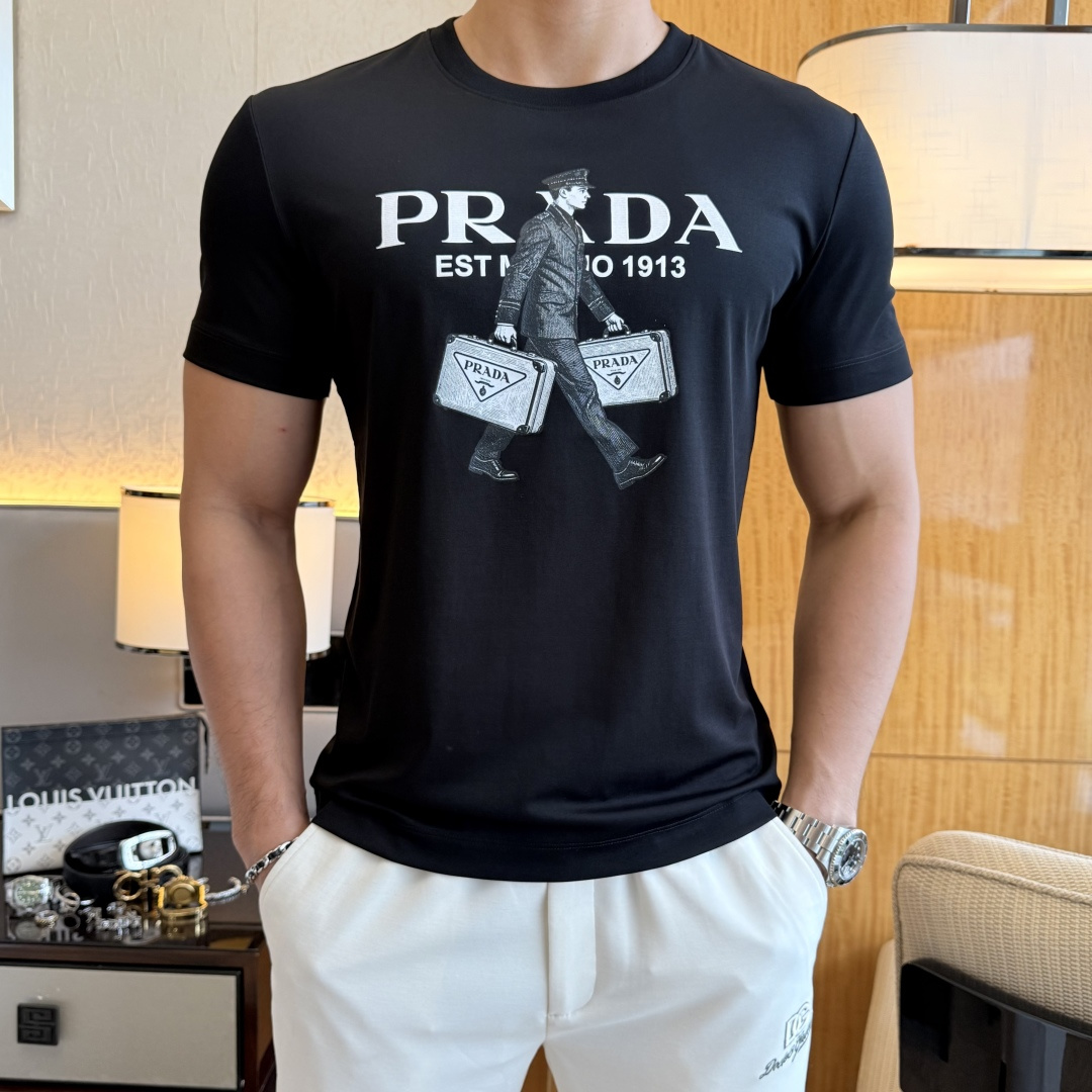 NO:838298,Prada - 2026ss Spring and Summer high-quality short-sleeved T-shirt for the Year of the Horse. Official website synchronized. High-end quality. Customized top-grade mercerized cotton fabric, 1:1 production by top manufacturers, fashionable brand heavy craftsmanship logo design, soft and delicate feel. Skin-friendly and comfortable to wear. Versatile and casual. The upper body is very good. Handsome. A must-have for trendy men. Sizes M-3XL. Can wear up to 190 pounds!  ,,prada,T-shirt,tees,t-shirt,19860909普拉达- 2026ss马年贺岁款春夏精品短袖T恤 官网同步 高端品质 定制顶级丝光棉面料,顶级大厂1:1制作,时尚大牌重工艺logo设计,手感柔软细腻 穿着亲肤舒适 百搭休闲 上身非常赞 帅气 潮男必备品 尺码M-3XL 最大可穿190斤！,,prada,T-shirt,tees，t-shirt,,Men's clothing
