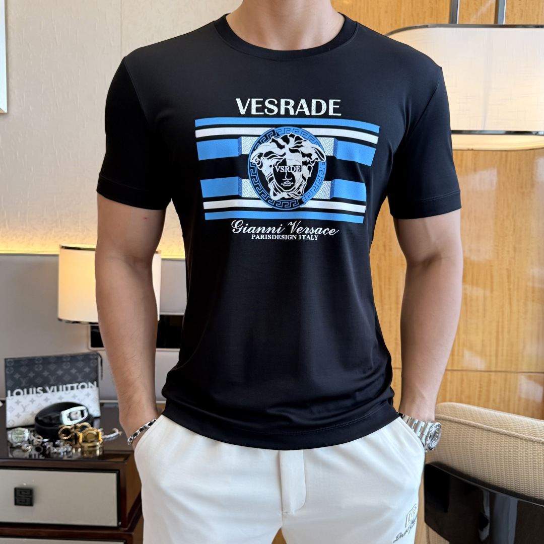 NO:849221,Versace - 2026ss Year of the Horse spring and summer high-quality short-sleeved T-shirts. Official website synchronization. High-end quality. Customized top-grade mercerized cotton fabric, 1:1 production by top manufacturers, fashionable brand heavy craftsmanship logo design, soft and delicate feel. Skin-friendly and comfortable to wear. Versatile and casual. The upper body is very good. Handsome. A must-have for trendy men. Sizes M-3XL. Can wear up to 200 pounds!  ,,versace,T-shirt,tees,t-shirt,19860909范思哲 - 2026ss马年贺岁款春夏精品短袖T恤 官网同步 高端品质 定制顶级丝光棉面料,顶级大厂1:1制作,时尚大牌重工艺logo设计,手感柔软细腻 穿着亲肤舒适 百搭休闲 上身非常赞 帅气 潮男必备品 尺码M-3XL 最大可穿200斤！,,versace,T-shirt,tees，t-shirt,,Men's clothing