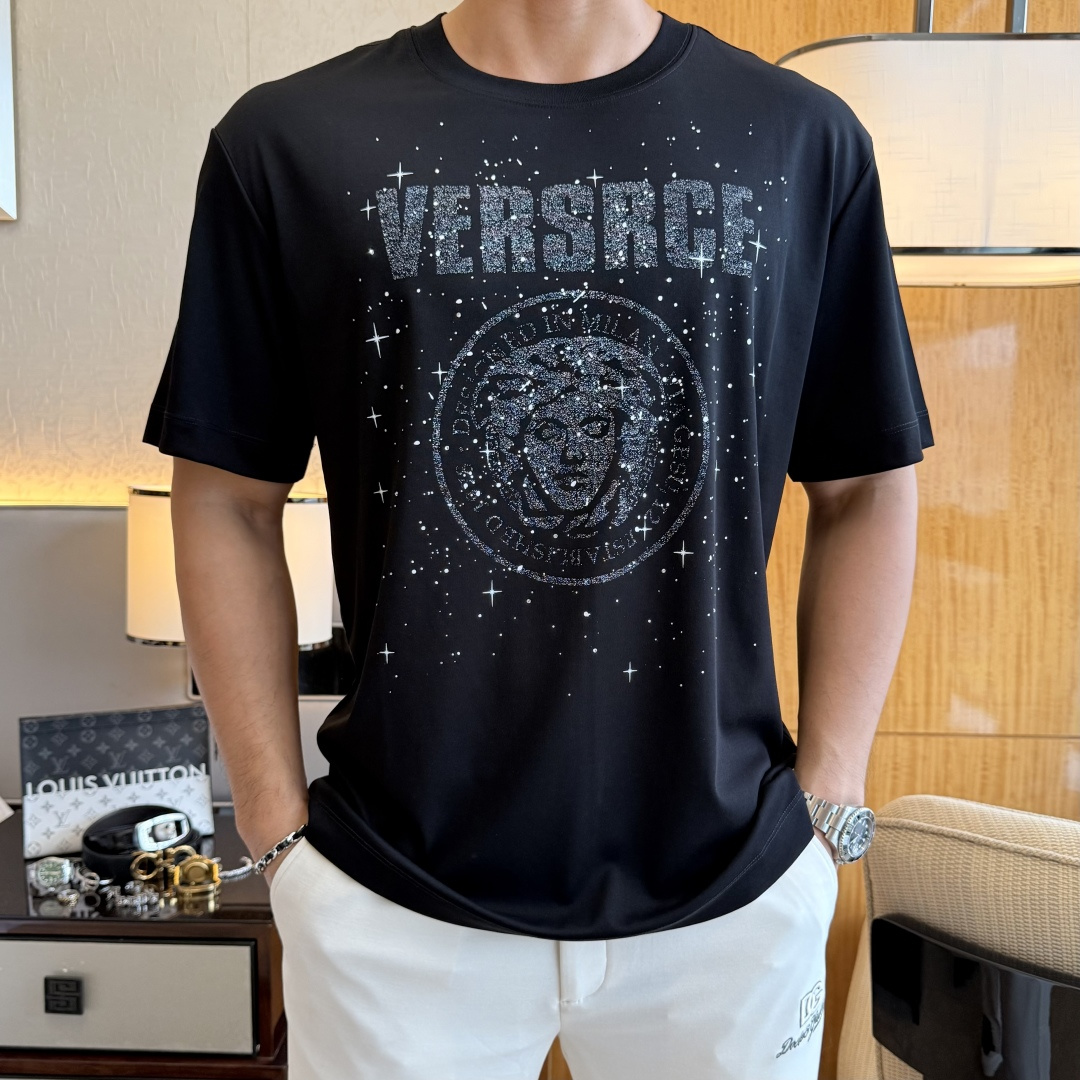 NO:858119,Versace - 2026ss Year of the Horse spring and summer high-quality short-sleeved T-shirts. Official website synchronization. High-end quality. Customized top-grade mercerized cotton fabric, 1:1 production by top manufacturers, fashionable brand heavy craftsmanship logo design, soft and delicate feel. Skin-friendly and comfortable to wear. Versatile and casual. The upper body is very good. Handsome. A must-have for trendy men. Sizes M-3XL. Can wear up to 200 pounds!  ,,versace,T-shirt,tees,t-shirt,19860909范思哲 - 2026ss马年贺岁款春夏精品短袖T恤 官网同步 高端品质 定制顶级丝光棉面料,顶级大厂1:1制作,时尚大牌重工艺logo设计,手感柔软细腻 穿着亲肤舒适 百搭休闲 上身非常赞 帅气 潮男必备品 尺码M-3XL 最大可穿200斤！,,versace,T-shirt,tees，t-shirt,,Men's clothing