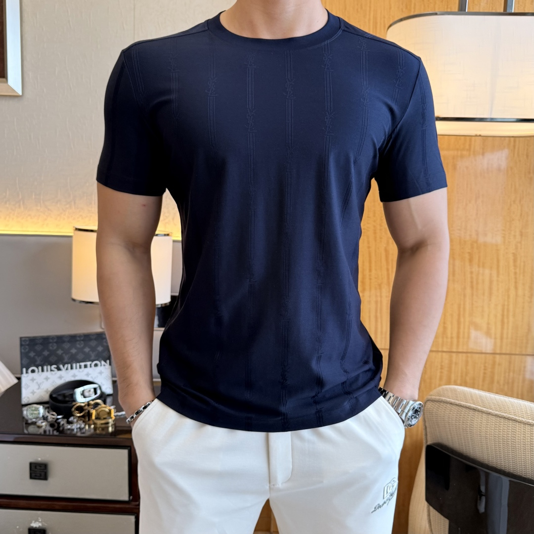 NO:849218,Ysl - 2026ss Spring and Summer high-quality short-sleeved T-shirt for the Year of the Horse. Official website synchronization. High-end quality. Customized top-grade mercerized cotton fabric, 1:1 production by top manufacturers, fashionable brand heavy craftsmanship logo design, soft and delicate feel. Skin-friendly and comfortable to wear. Versatile and casual. The upper body is very good. Handsome. A must-have for trendy men. Sizes M-3XL. Can wear up to 200 pounds!  ,,saint laurent,T-shirt,tees,t-shirt,19860909Ysl - 2026ss马年贺岁款春夏精品短袖T恤 官网同步 高端品质 定制顶级丝光棉面料,顶级大厂1:1制作,时尚大牌重工艺logo设计,手感柔软细腻 穿着亲肤舒适 百搭休闲 上身非常赞 帅气 潮男必备品 尺码M-3XL 最大可穿200斤！,,saint laurent,T-shirt,tees，t-shirt,,Men's clothing