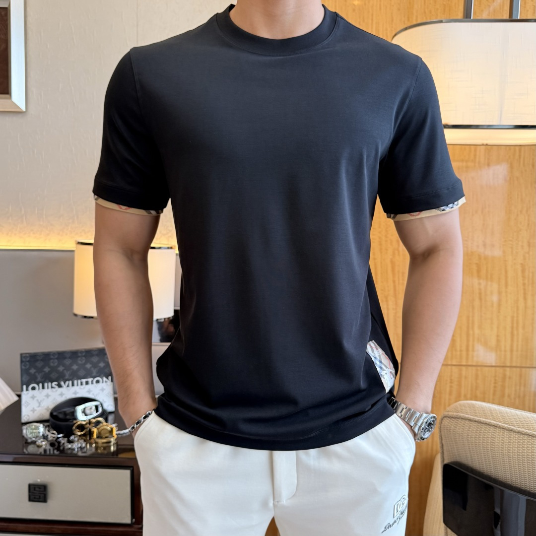 NO:849238,Burberry - 2026ss Year of the Horse Spring and Summer boutique short-sleeved T-shirt. Official website synchronization. High-end quality. Customized top-grade mercerized cotton fabric, 1:1 production by top manufacturers, fashionable brand heavy craftsmanship logo design, soft and delicate feel. Skin-friendly and comfortable to wear. Versatile and casual. The upper body is very good. Handsome. A must-have for trendy men. Size M-3XL. Can wear up to 200 pounds!  ,,burberry,T-shirt,tees,t-shirt,19860909巴宝莉 - 2026ss马年贺岁款春夏精品短袖T恤 官网同步 高端品质 定制顶级丝光棉面料,顶级大厂1:1制作,时尚大牌重工艺logo设计,手感柔软细腻 穿着亲肤舒适 百搭休闲 上身非常赞 帅气 潮男必备品 尺码M-3XL 最大可穿200斤！,,burberry,T-shirt,tees，t-shirt,,Men's clothing