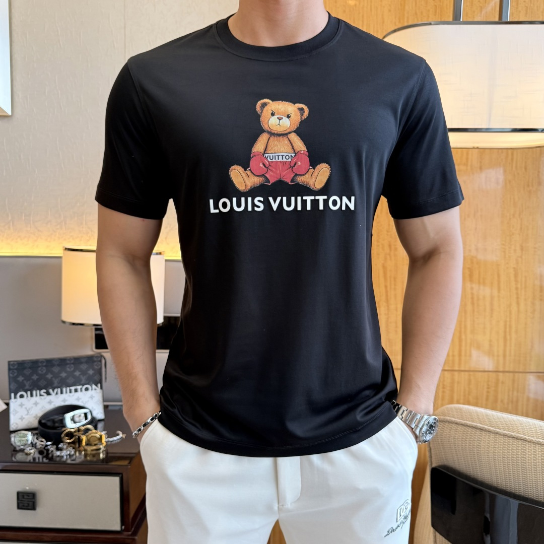 NO:858085,LV - 2026ss Spring and Summer high-quality short-sleeved T-shirt for the Year of the Horse, synchronized with the official website, high-end quality, customized top-grade mercerized cotton fabric, 1:1 production by top manufacturers, fashionable brand heavy craftsmanship logo design, soft and delicate feel, skin-friendly and comfortable to wear, versatile and casual, the upper body is very good, handsome, a must-have for trendy men, sizes M-3XL, can wear up to 200 pounds!  ,,louis vuitton,T-shirt,tees,t-shirt,19860909LV - 2026ss马年贺岁款春夏精品短袖T恤 官网同步 高端品质 定制顶级丝光棉面料,顶级大厂1:1制作,时尚大牌重工艺logo设计,手感柔软细腻 穿着亲肤舒适 百搭休闲 上身非常赞 帅气 潮男必备品 尺码M-3XL 最大可穿200斤！,,louis vuitton,T-shirt,tees，t-shirt,,Men's clothing