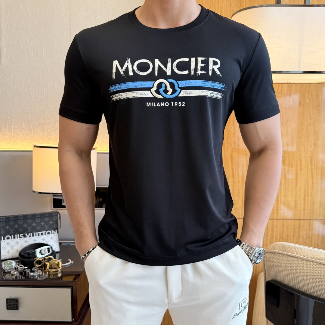 NO:838308,Mengkou - 2026ss Spring and Summer high-quality short-sleeved T-shirt for the Year of the Horse, synchronized with the official website, high-end quality, customized top-grade mercerized cotton fabric, 1:1 production by top manufacturers, fashionable brand heavy craftsmanship logo design, soft and delicate feel, skin-friendly and comfortable to wear, versatile and casual, the upper body is very good, handsome, a must-have for trendy men, size M-3XL, can wear up to 190 pounds!  ,,Moncler,T-shirt,tees,t-shirt,19860909蒙口- 2026ss马年贺岁款春夏精品短袖T恤 官网同步 高端品质 定制顶级丝光棉面料,顶级大厂1:1制作,时尚大牌重工艺logo设计,手感柔软细腻 穿着亲肤舒适 百搭休闲 上身非常赞 帅气 潮男必备品 尺码M-3XL 最大可穿190斤！,,Moncler,T-shirt,tees，t-shirt,,Men's clothing